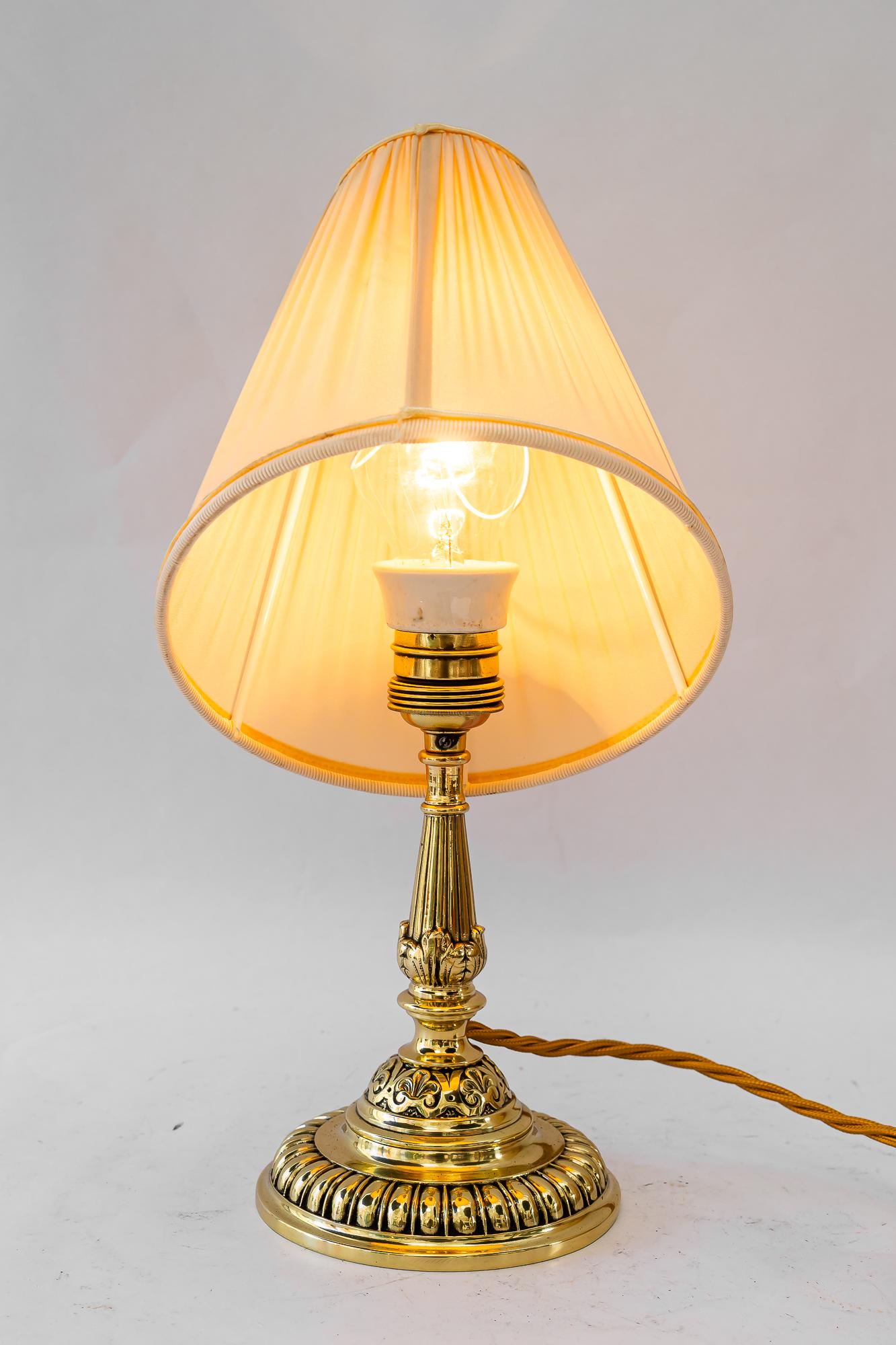 Storica lampada da tavolo in ottone con paralume in tessuto di Vienna del 1890 circa in vendita 10