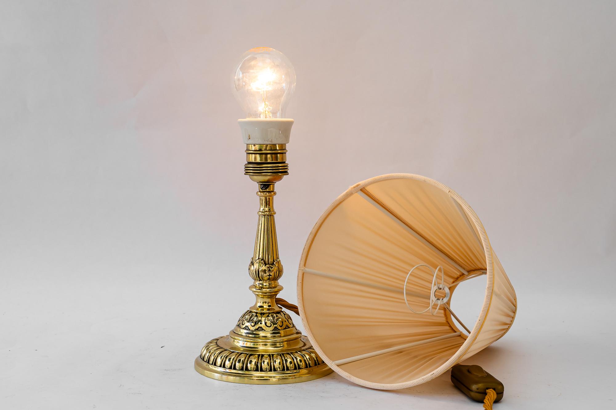 Storica lampada da tavolo in ottone con paralume in tessuto di Vienna del 1890 circa in vendita 11