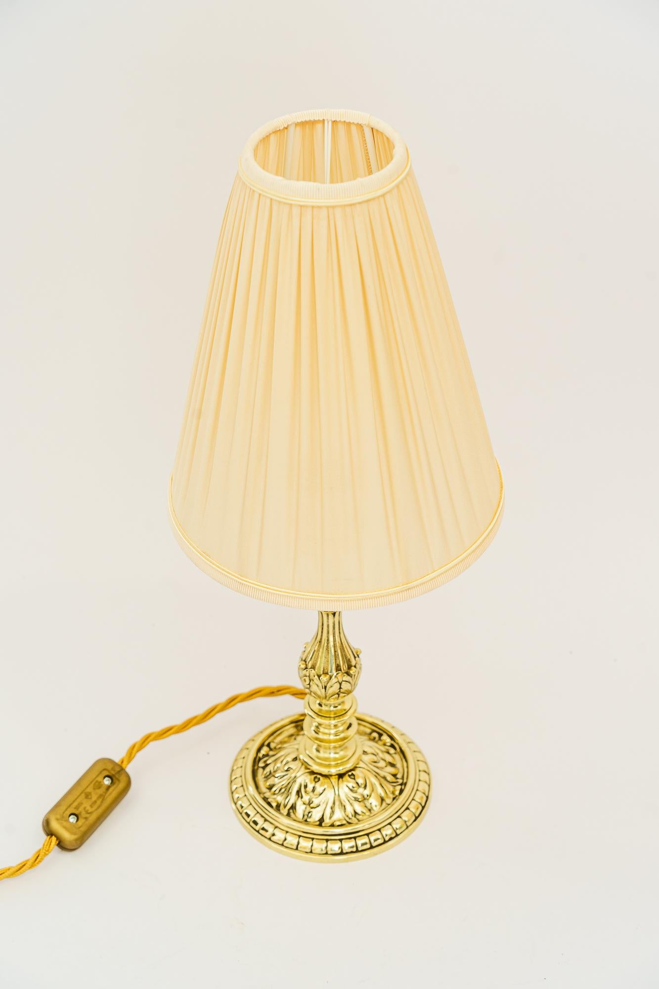 Historistische Messing-Tischlampe mit Stoffschirm, Wien um 1890
Messing poliert und emailliert
Der Stoff wird ersetzt ( neu )