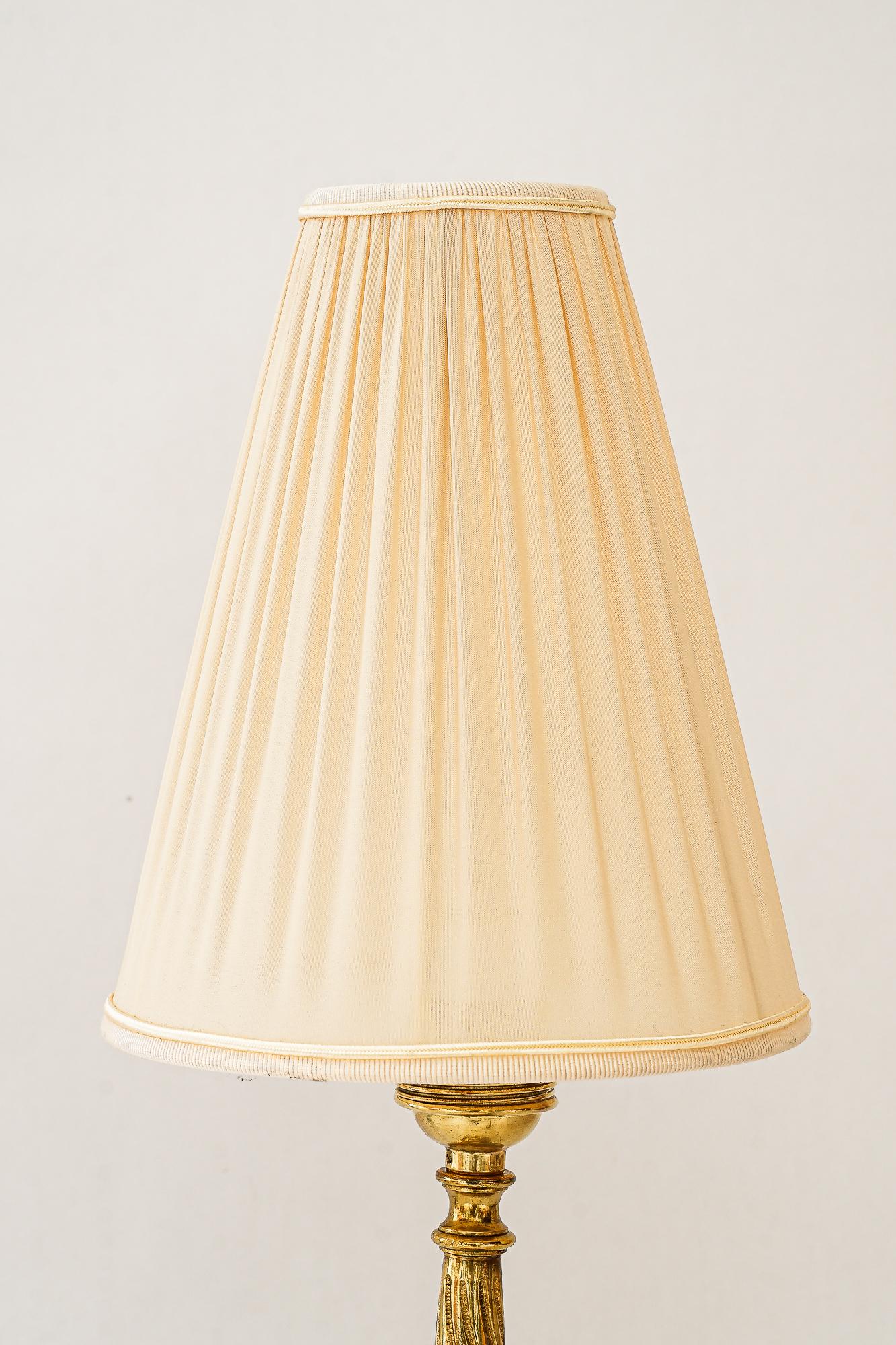 Historistische Messing-Tischlampe mit Stoffschirm, Wien um 1890
Messing Originalzustand
Originale Patina