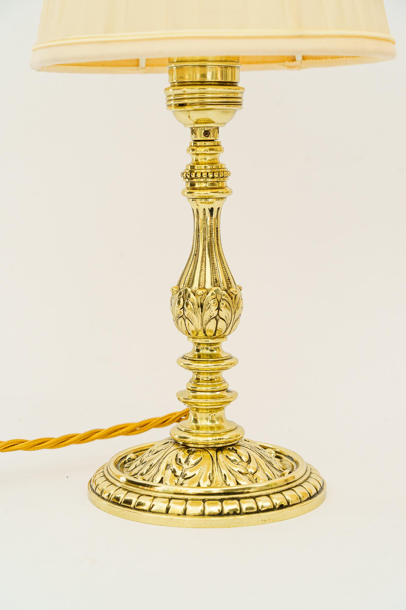 Historistische Messing-Tischlampe mit Stoffschirm, Wien um 1890 (Neoklassisch) im Angebot