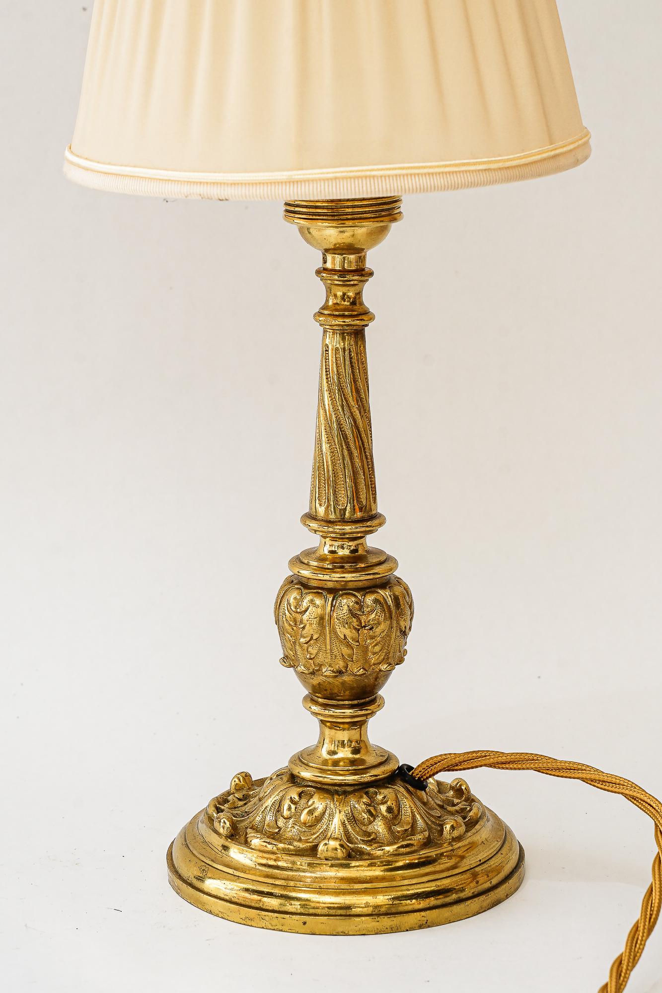 Historistische Messing-Tischlampe mit Stoffschirm, Wien um 1890 (Neoklassisch) im Angebot