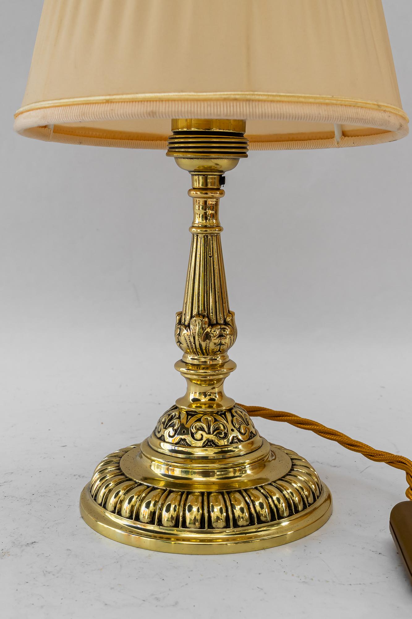 Neoclassico Storica lampada da tavolo in ottone con paralume in tessuto di Vienna del 1890 circa in vendita