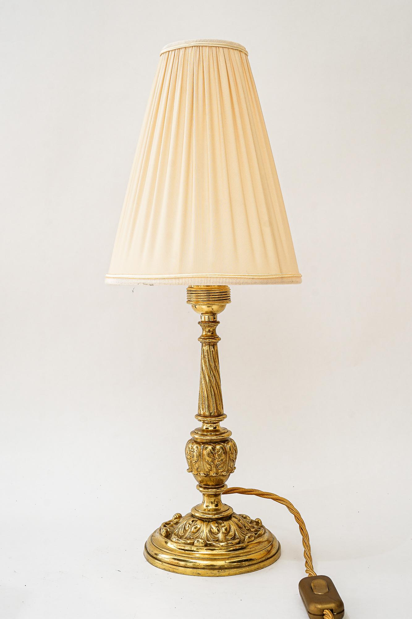Historistische Messing-Tischlampe mit Stoffschirm, Wien um 1890 (Österreichisch) im Angebot