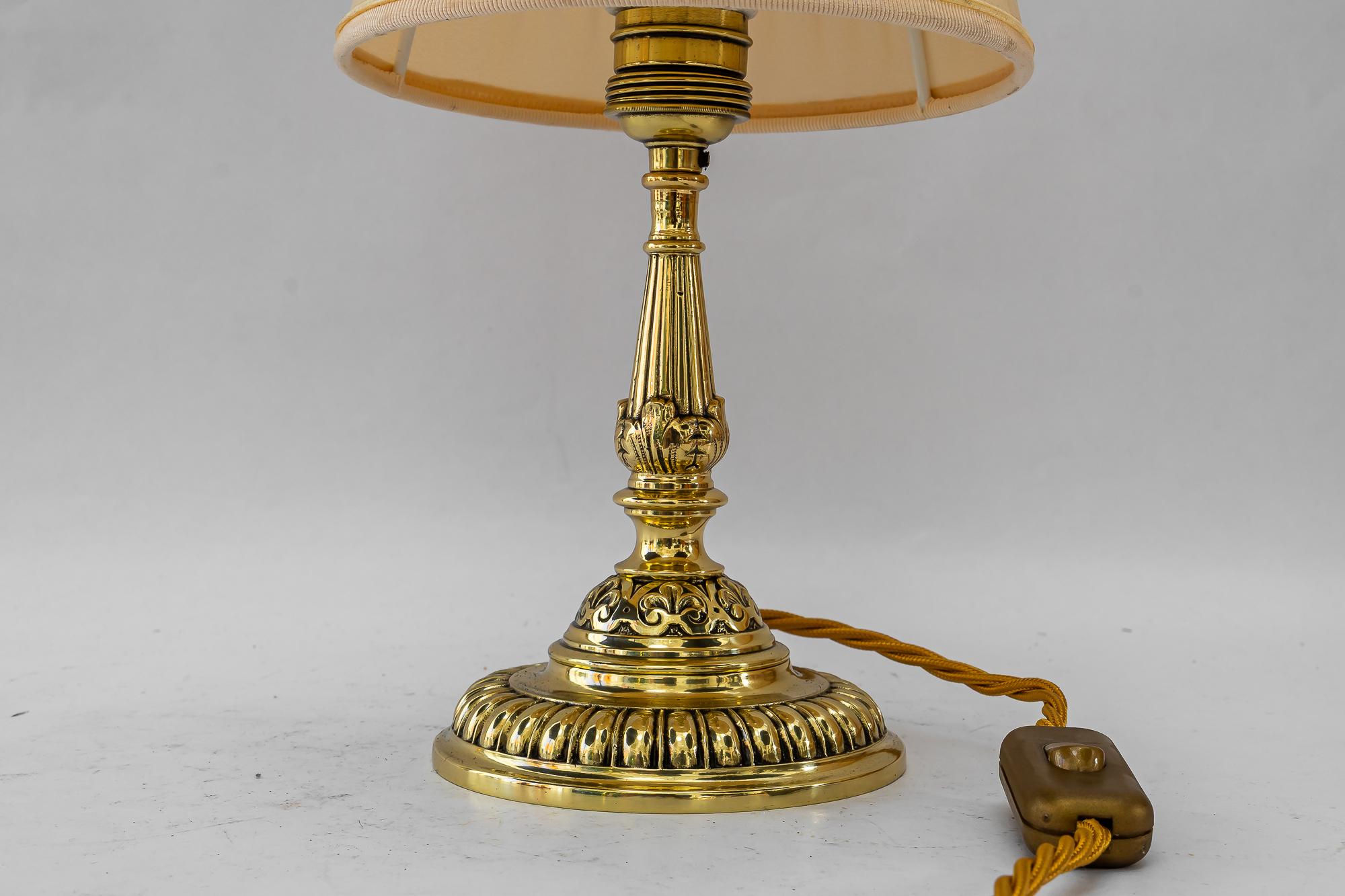 Austriaco Storica lampada da tavolo in ottone con paralume in tessuto di Vienna del 1890 circa in vendita