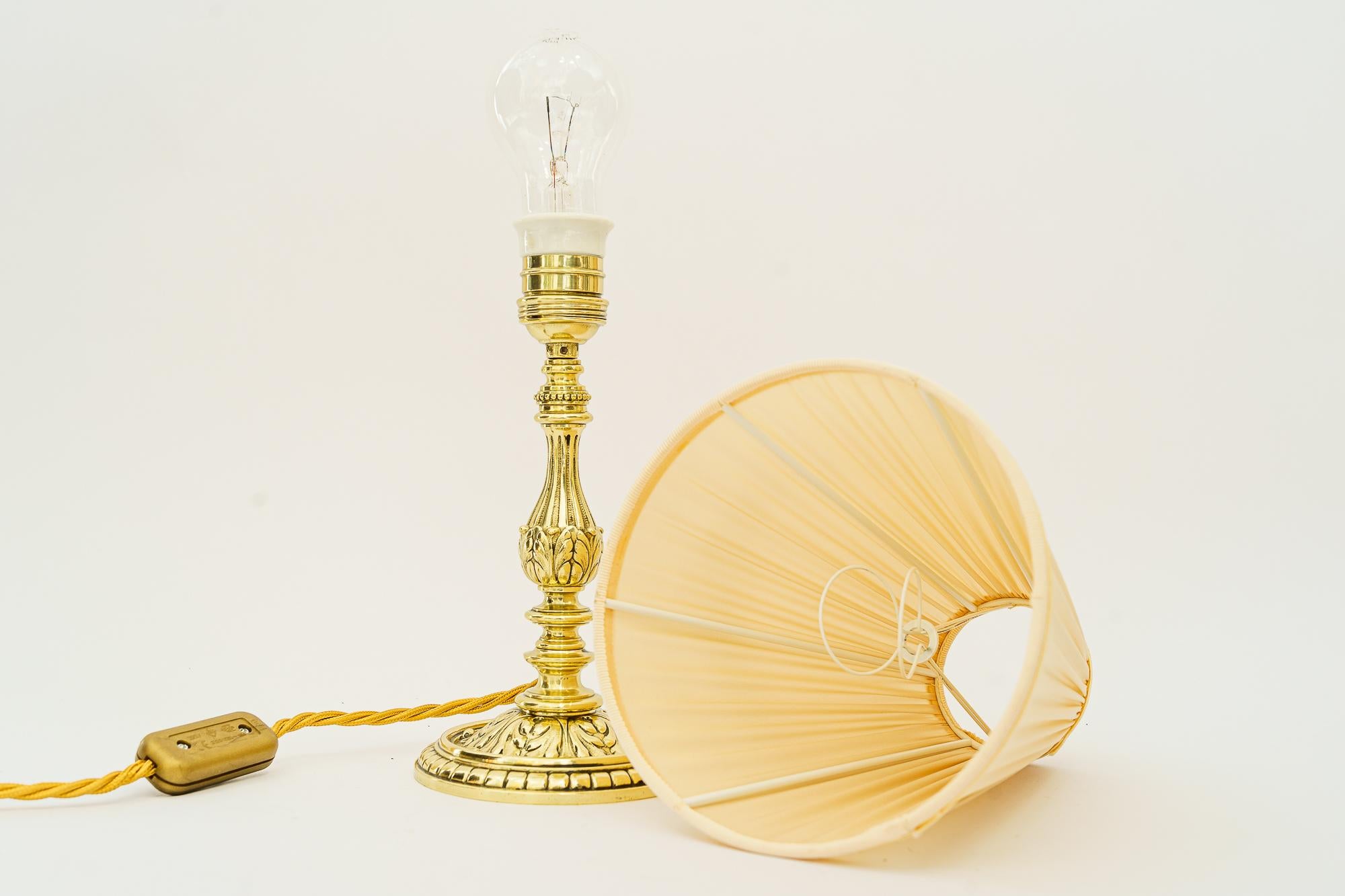 Historistische Messing-Tischlampe mit Stoffschirm, Wien um 1890 (Poliert) im Angebot