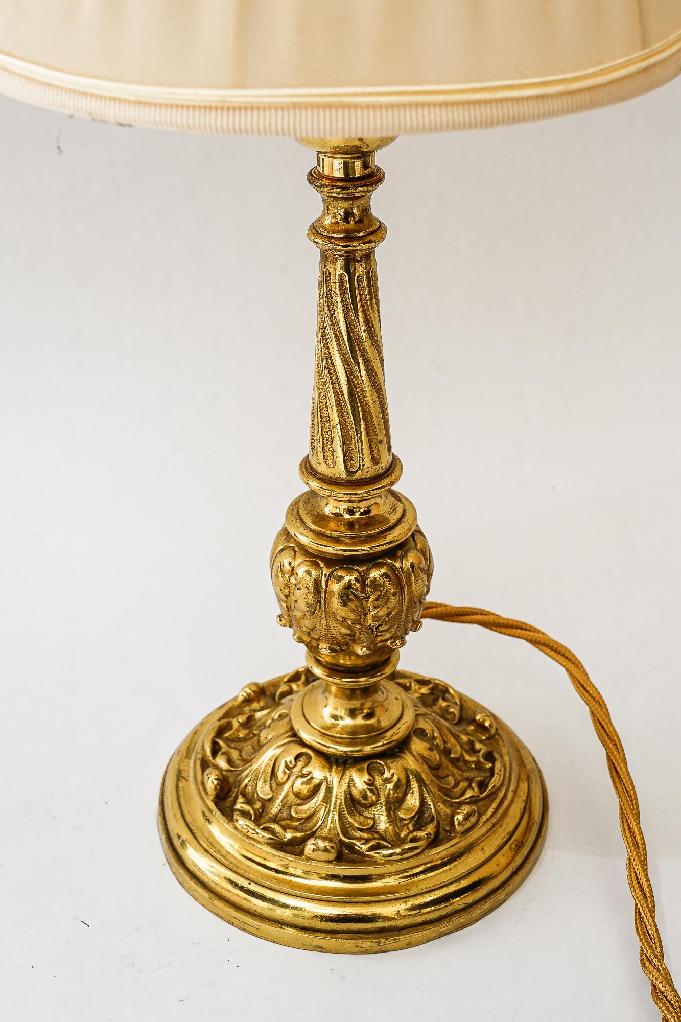 Historistische Messing-Tischlampe mit Stoffschirm, Wien um 1890 (Spätes 19. Jahrhundert) im Angebot
