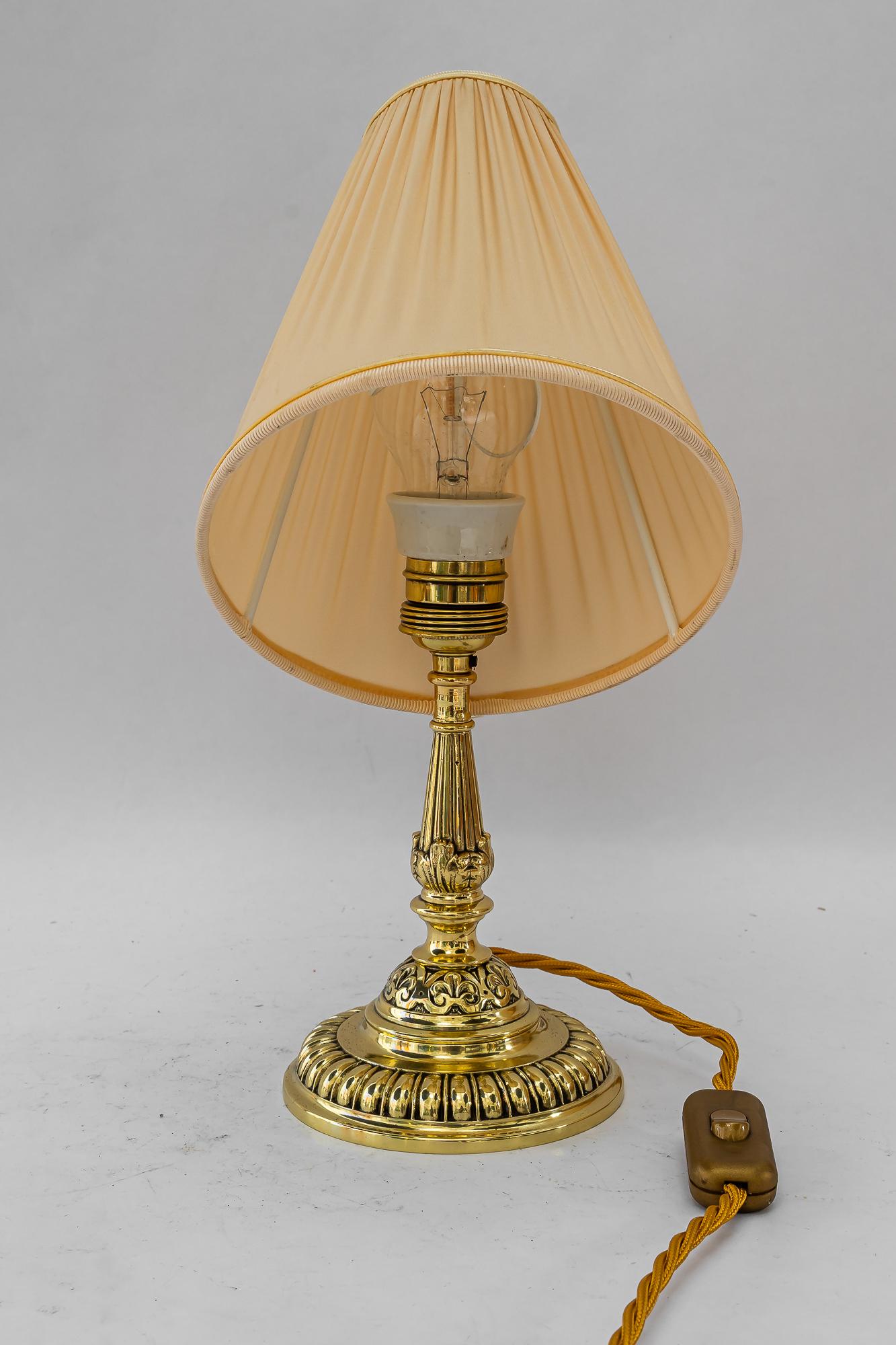 Laccato Storica lampada da tavolo in ottone con paralume in tessuto di Vienna del 1890 circa in vendita