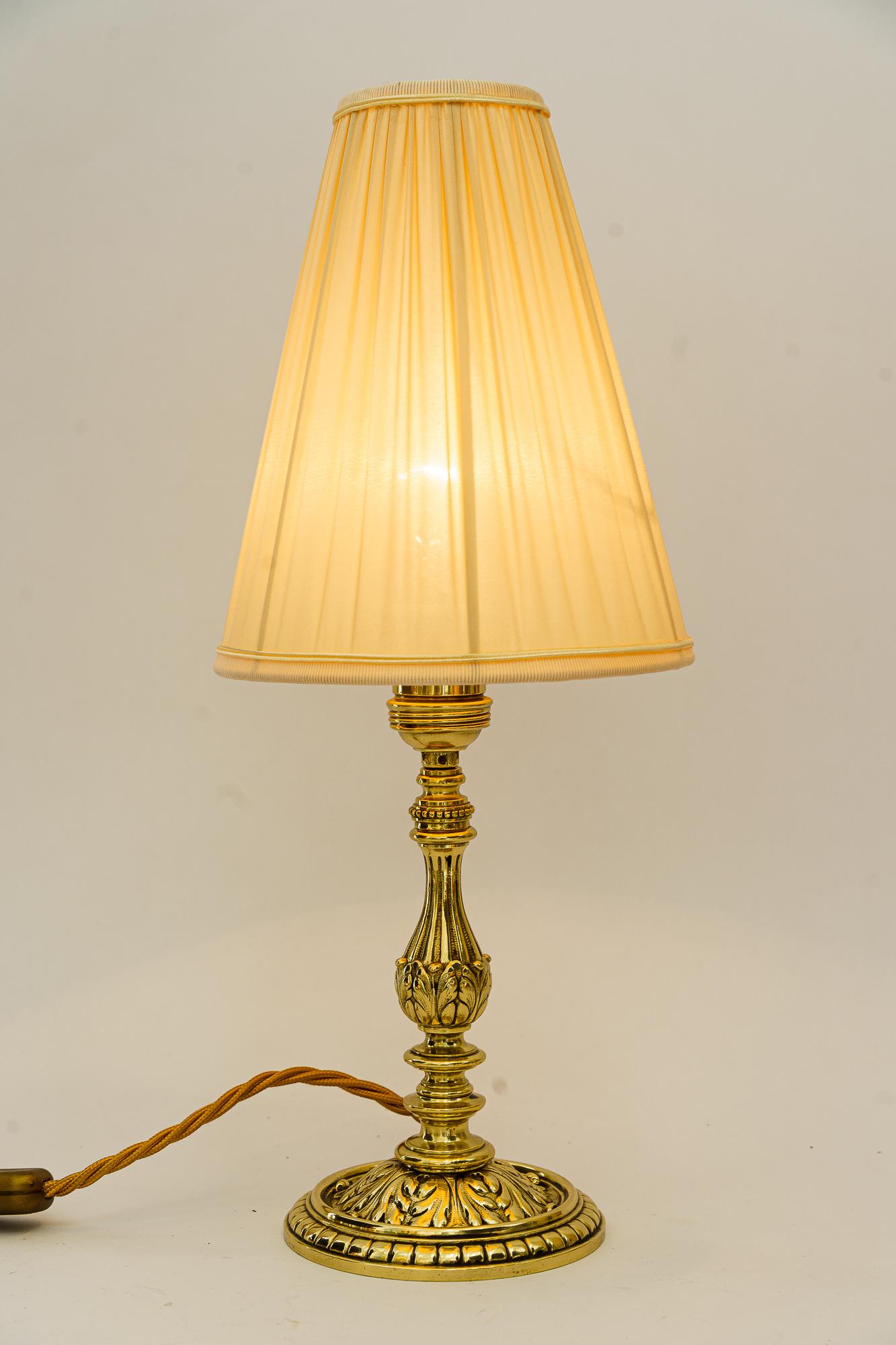 Historistische Messing-Tischlampe mit Stoffschirm, Wien um 1890 (Spätes 19. Jahrhundert) im Angebot