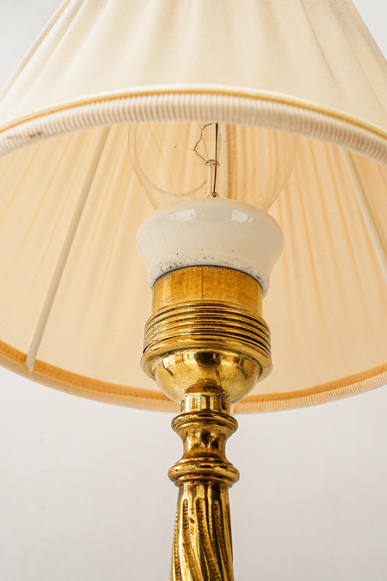 Historistische Messing-Tischlampe mit Stoffschirm, Wien um 1890 im Angebot 1