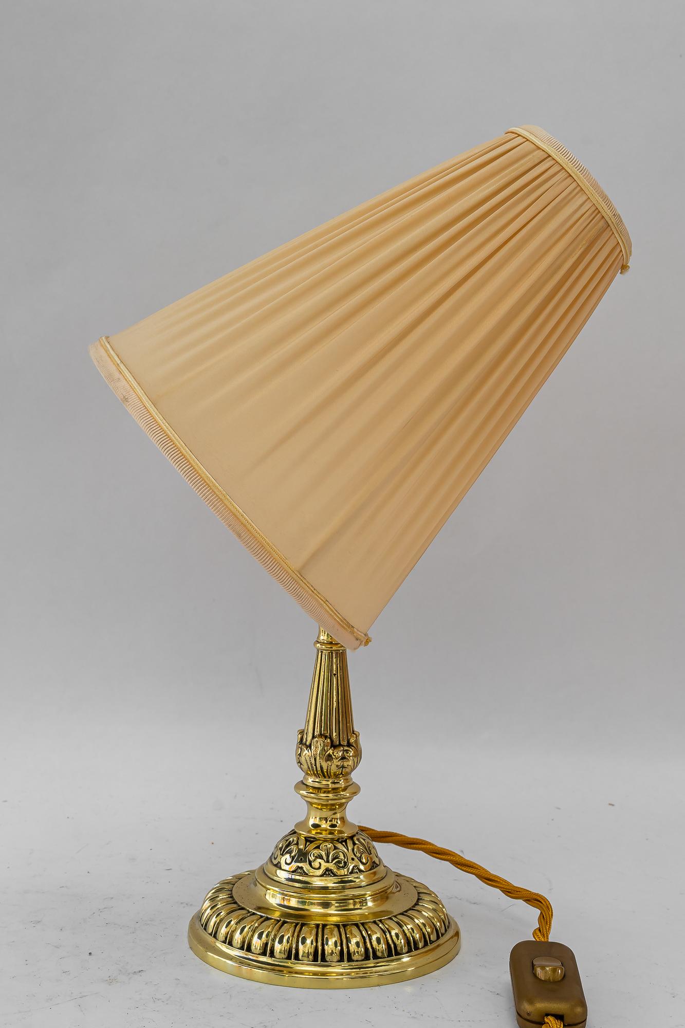 Storica lampada da tavolo in ottone con paralume in tessuto di Vienna del 1890 circa In condizioni buone in vendita a Wien, AT