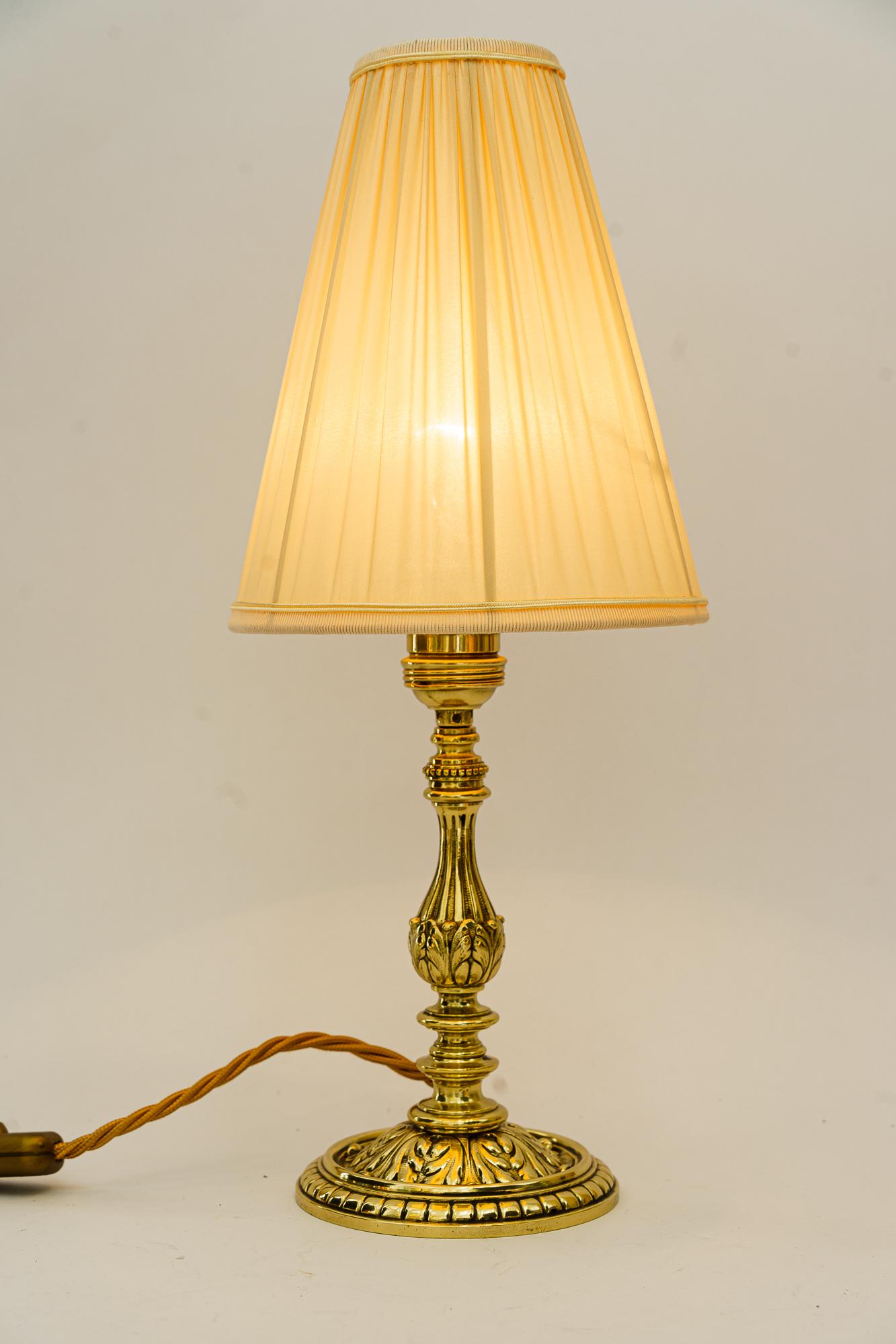 Historistische Messing-Tischlampe mit Stoffschirm, Wien um 1890 im Angebot 1