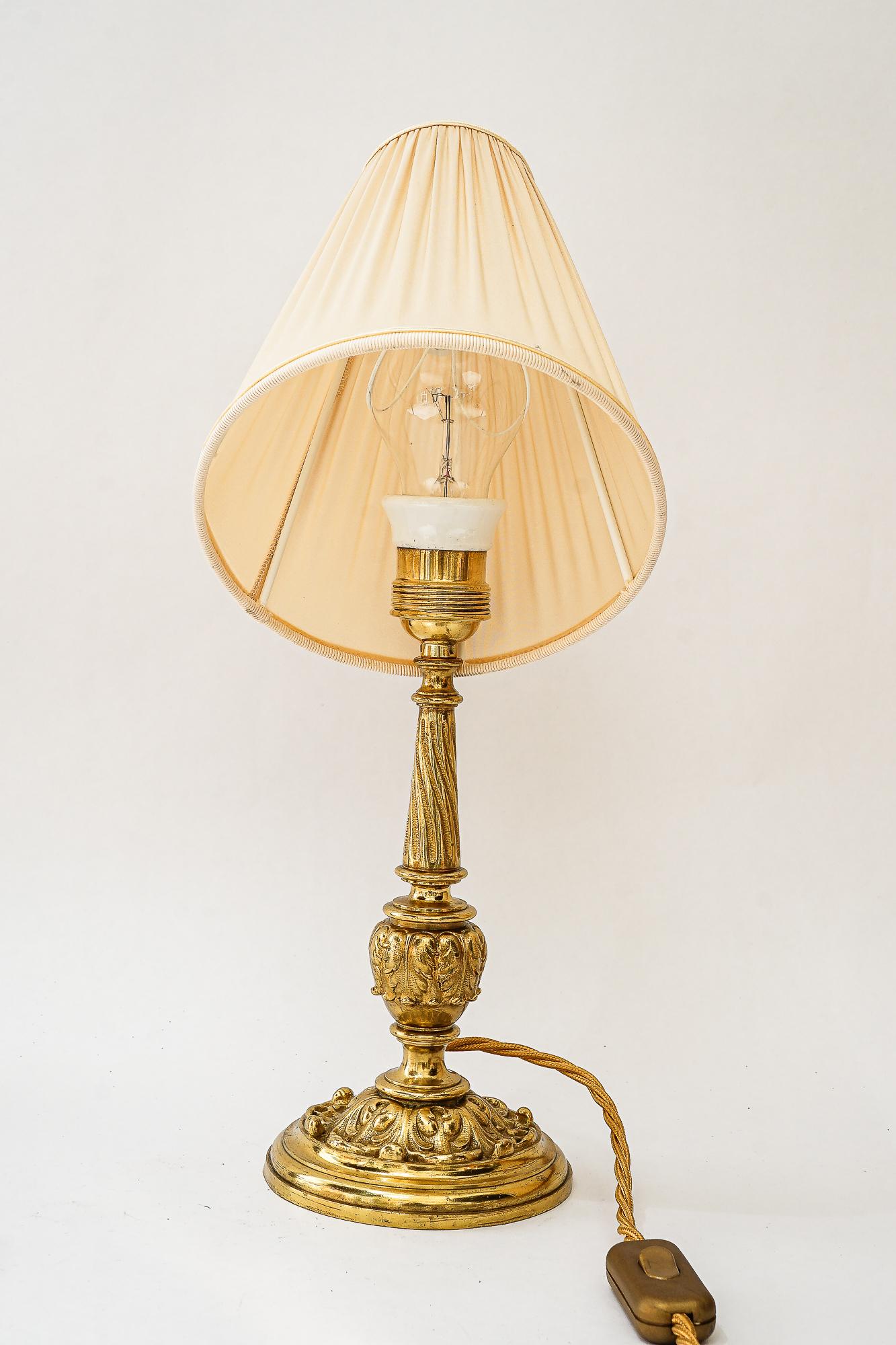 Historistische Messing-Tischlampe mit Stoffschirm, Wien um 1890 im Angebot 2