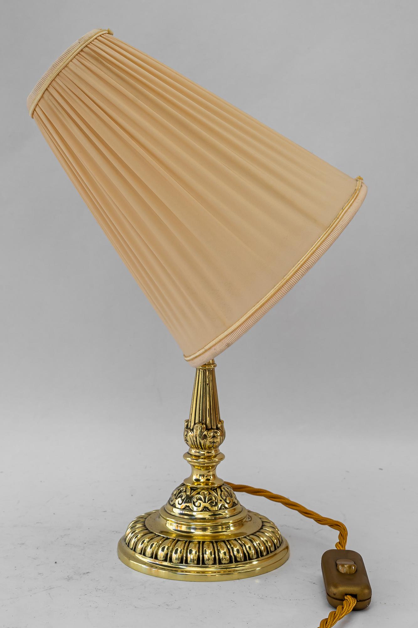 Fine XIX secolo Storica lampada da tavolo in ottone con paralume in tessuto di Vienna del 1890 circa in vendita