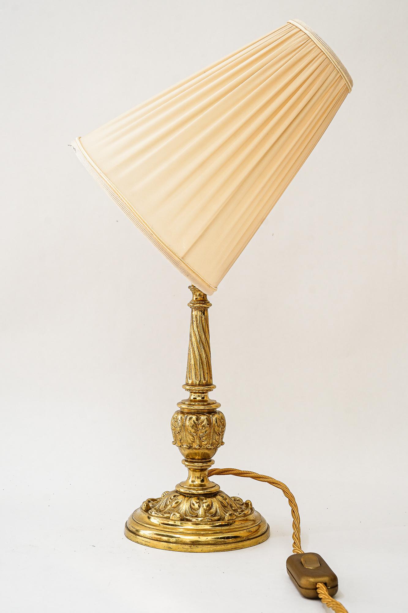 Historistische Messing-Tischlampe mit Stoffschirm, Wien um 1890 im Angebot 3