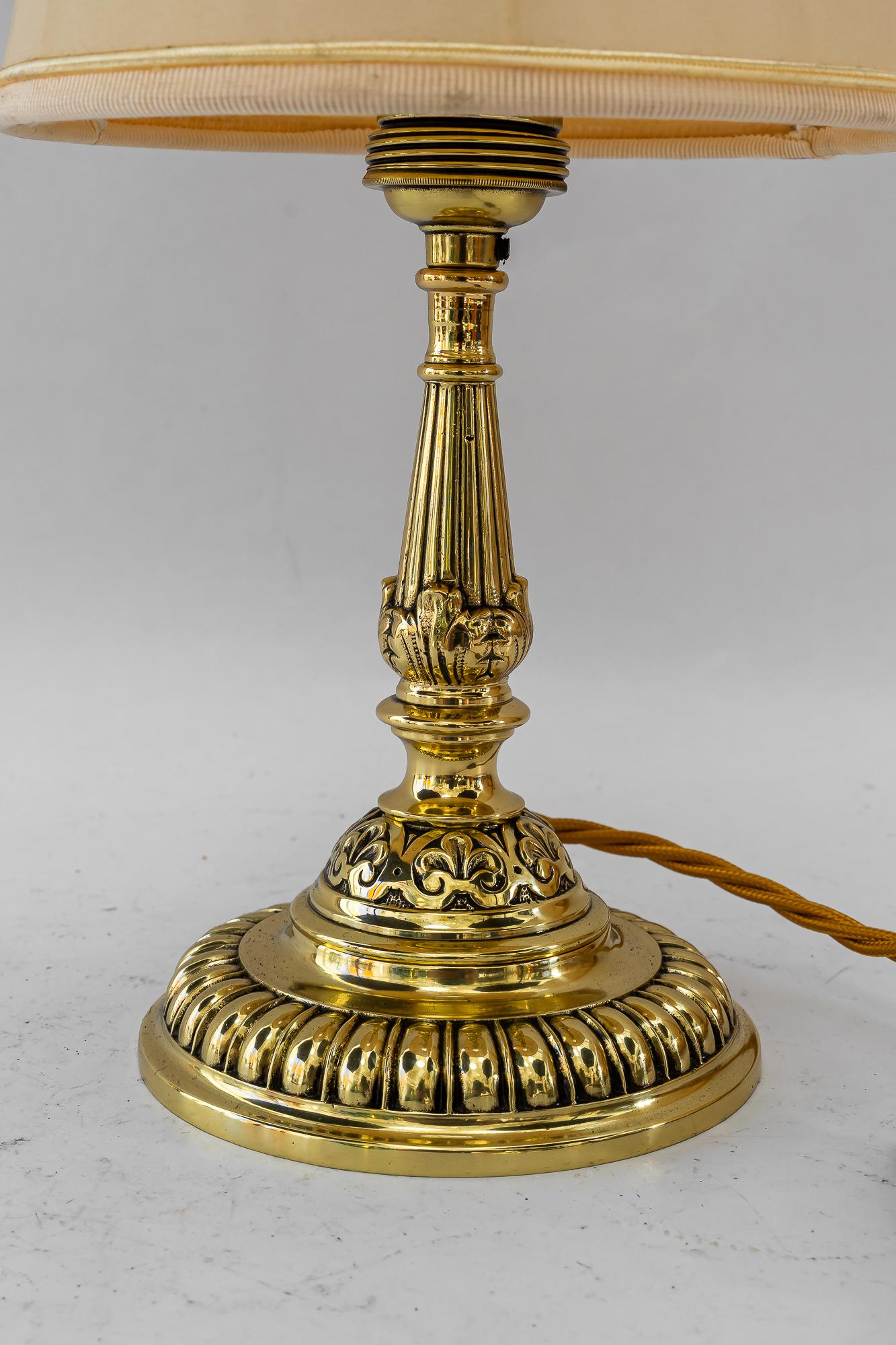 Ottone Storica lampada da tavolo in ottone con paralume in tessuto di Vienna del 1890 circa in vendita