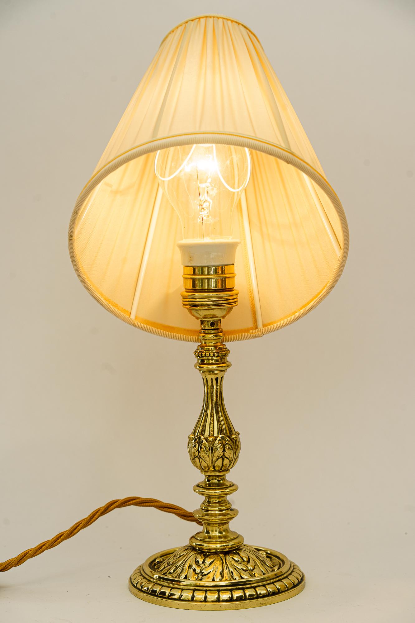 Historistische Messing-Tischlampe mit Stoffschirm, Wien um 1890 im Angebot 3