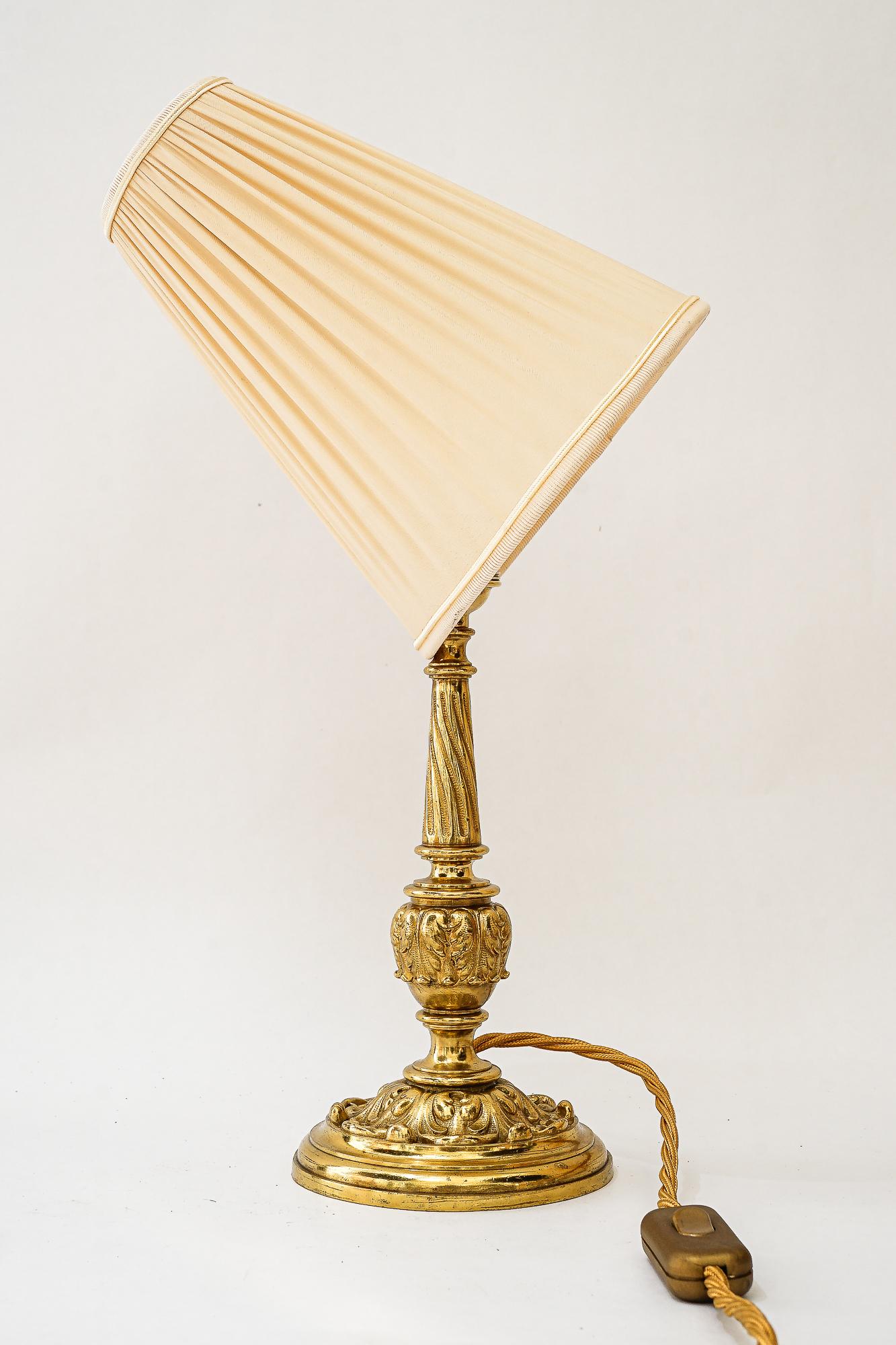 Historistische Messing-Tischlampe mit Stoffschirm, Wien um 1890 im Angebot 4