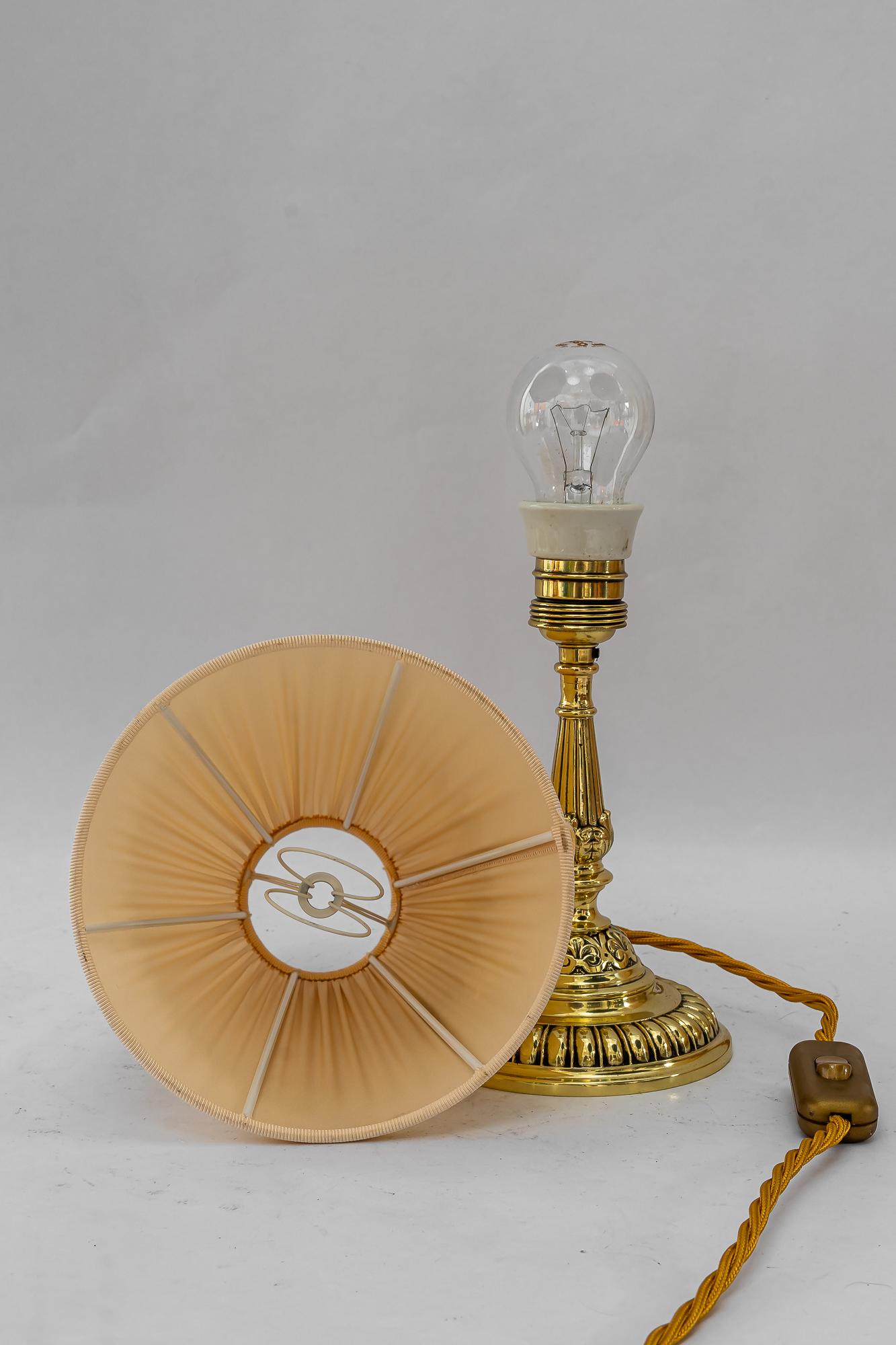 Storica lampada da tavolo in ottone con paralume in tessuto di Vienna del 1890 circa in vendita 1