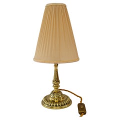 Storica lampada da tavolo in ottone con paralume in tessuto di Vienna del 1890 circa