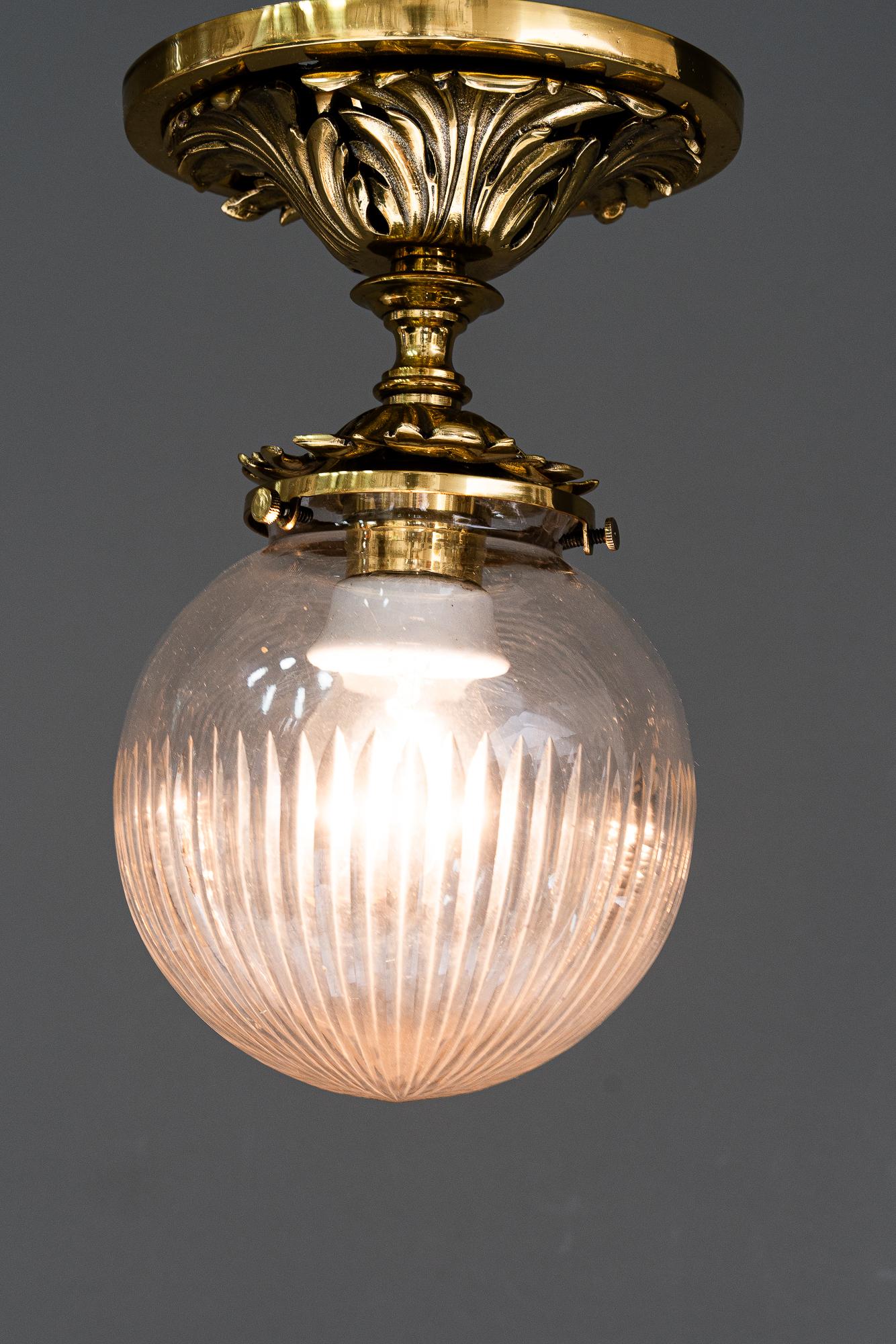 Plafonnier historique avec abat-jour en verre taillé vienne vers 1890 Bon état - En vente à Wien, AT