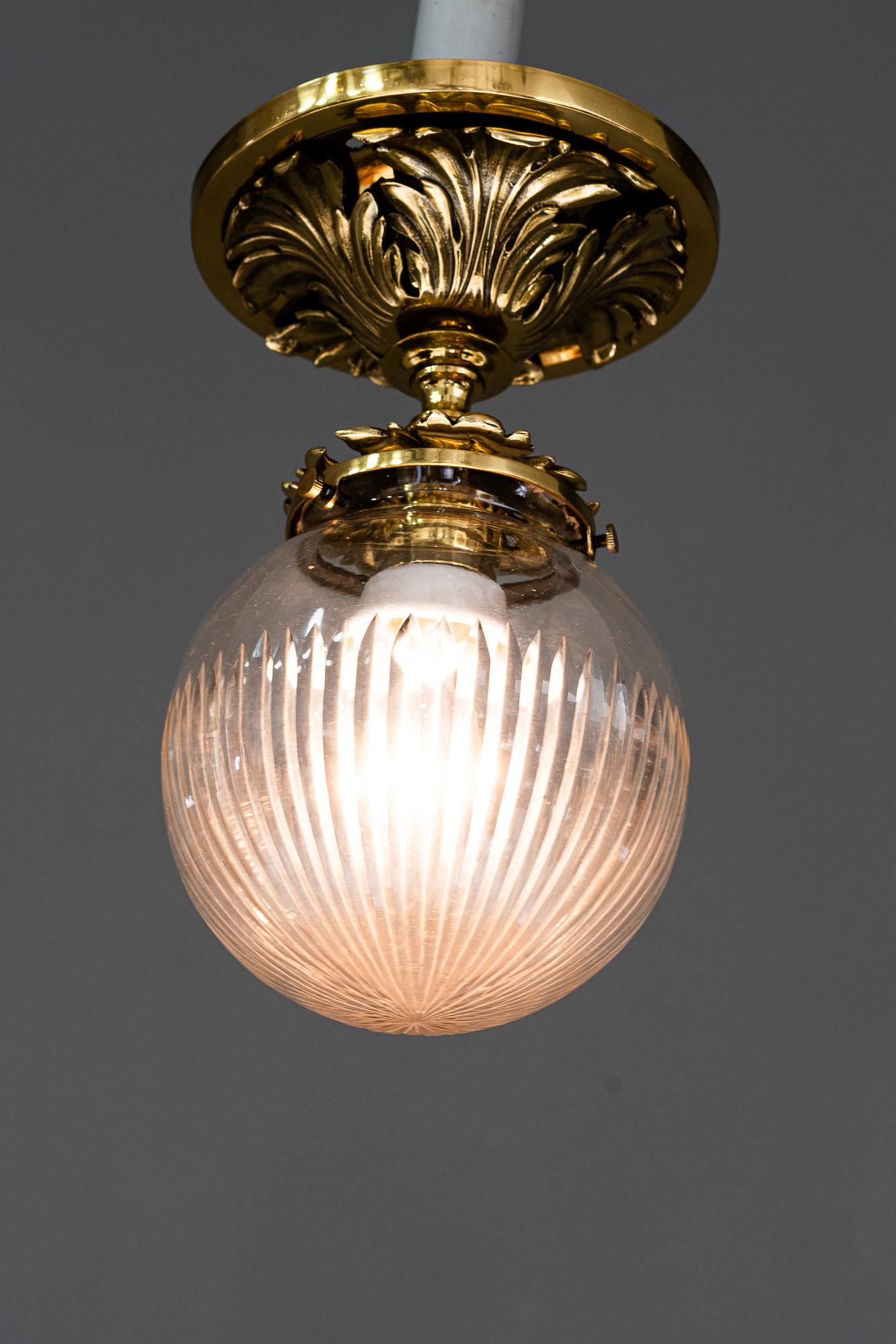 Fin du XIXe siècle Plafonnier historique avec abat-jour en verre taillé vienne vers 1890 en vente