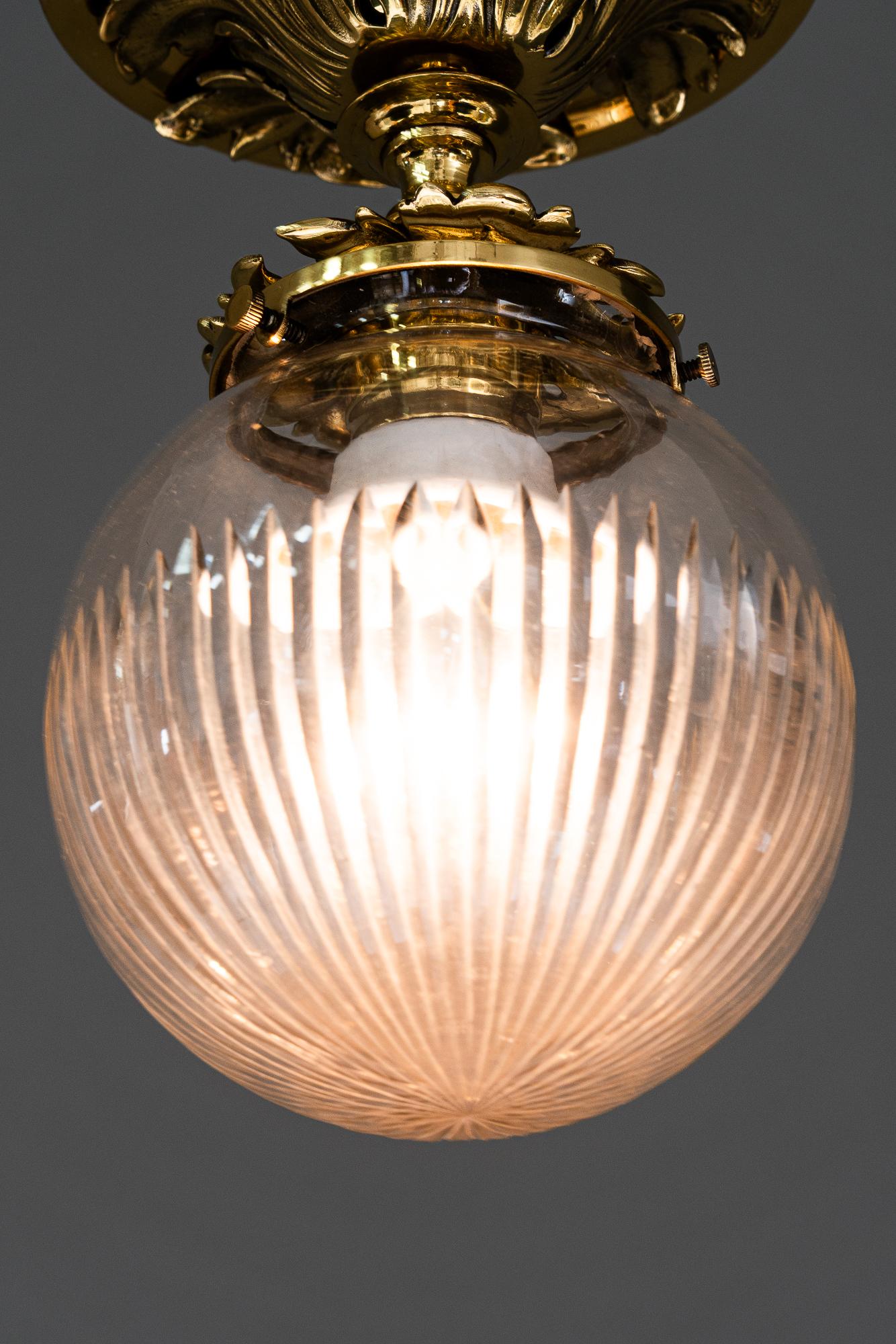 Laiton Plafonnier historique avec abat-jour en verre taillé vienne vers 1890 en vente