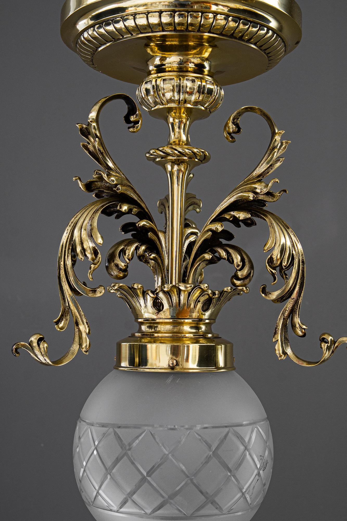 Historistische Deckenlampe mit original antikem Glasschirm Wien um 1890
Messing poliert und emailliert
Original antiker geschliffener Glasschirm