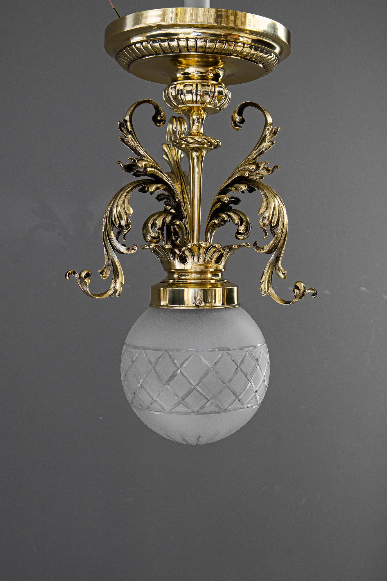 Historistische Deckenleuchte mit original antikem Glasschirm Wien um 1890 (Messing) im Angebot