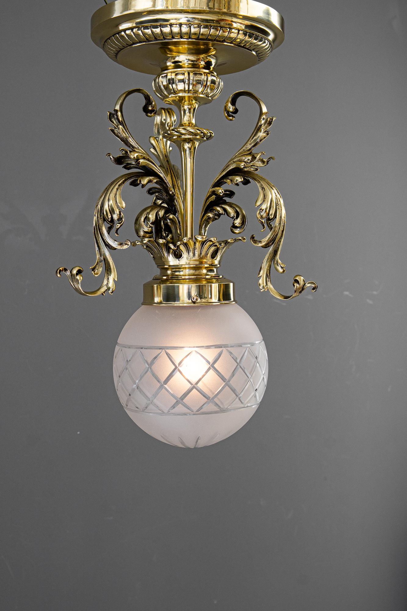 Historistische Deckenleuchte mit original antikem Glasschirm Wien um 1890 im Angebot 1