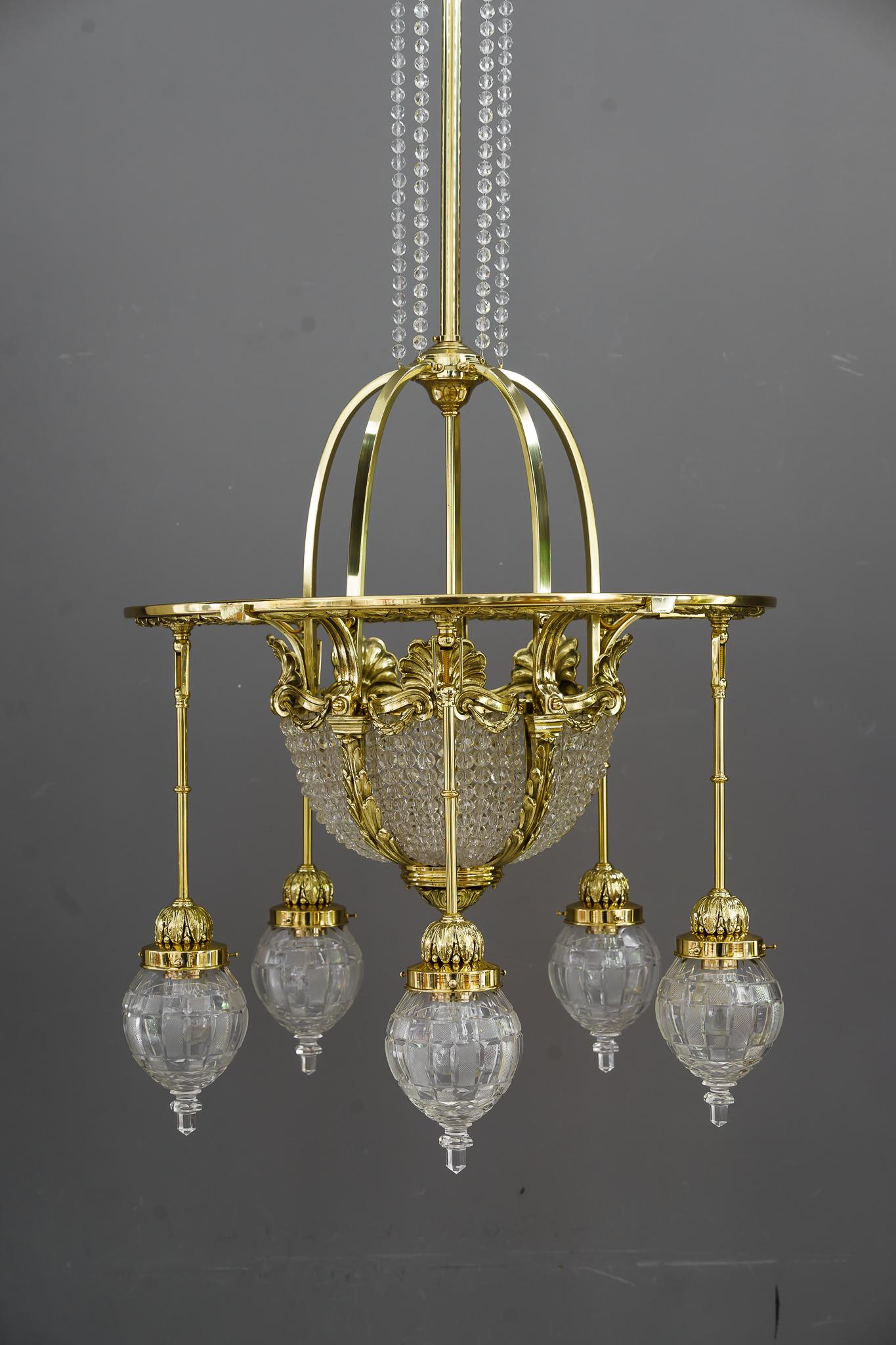 Historischer Kronleuchter mit originalen geschliffenen Glasschirmen Vienna aus den 1890er Jahren (Neoklassisch) im Angebot