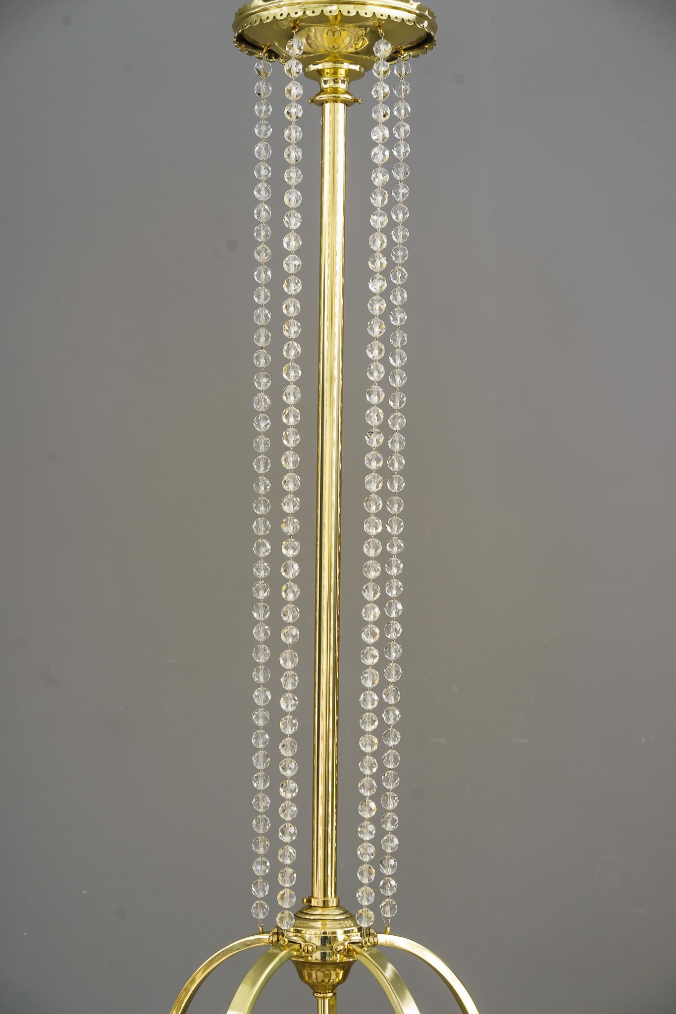 Historischer Kronleuchter mit originalen geschliffenen Glasschirmen Vienna aus den 1890er Jahren (Lackiert) im Angebot
