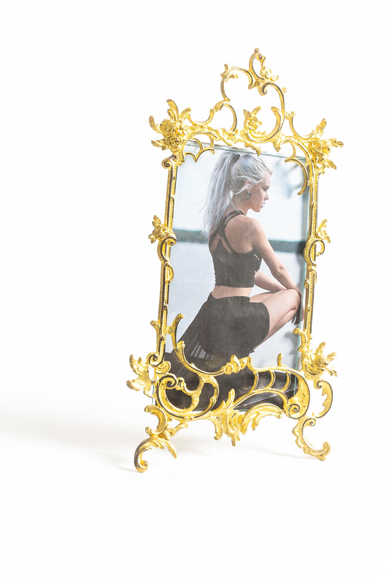 Historistic picture frame fire gilted with glass vienna around 1890s
(The picture is not included, it is only for the photoshooting).
