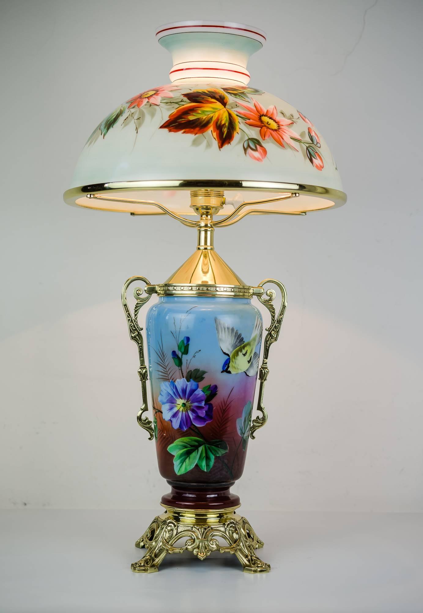 Historistische Tischlampe, ca. 1890er Jahre.
Original Glasschirm.
Messingteile poliert und einbrennlackiert.
 