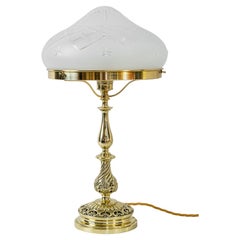 Historische Tischlampe mit geschliffenem Glasschirm aus den 1890er Jahren