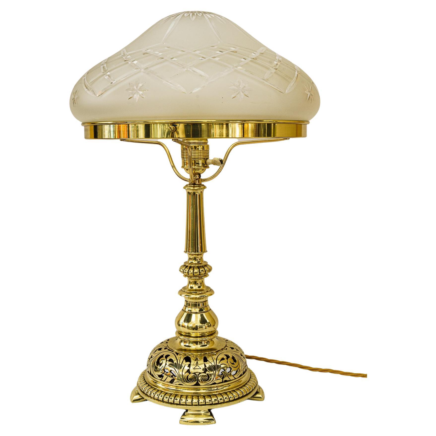 Historische Tischlampe mit geschliffenem Glasschirm aus Vienna aus den 1890er Jahren