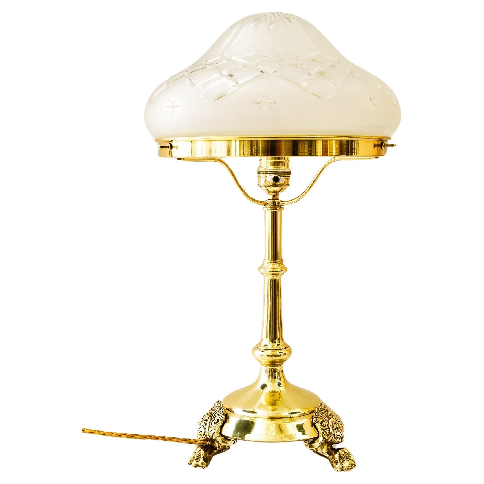 Historistische Tischlampe mit geschliffenem Glasschirm, Wien um 1890