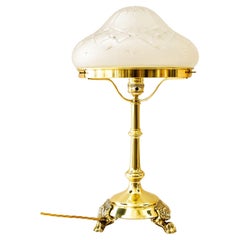 Lámpara de mesa historicista con pantalla de cristal tallado viena alrededor de 1890