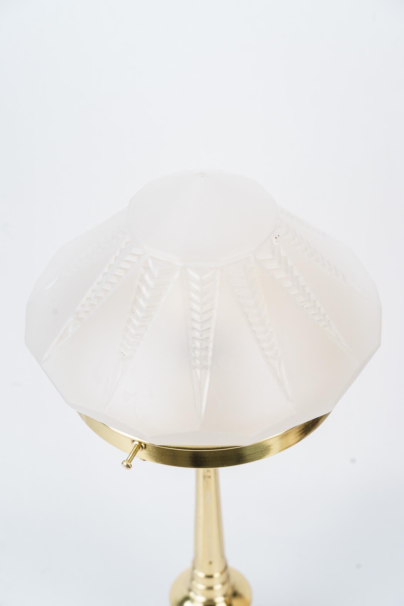Historistic Table lamp with original antique glass shade vienna around 1890s In Good Condition For Sale In Wien, AT