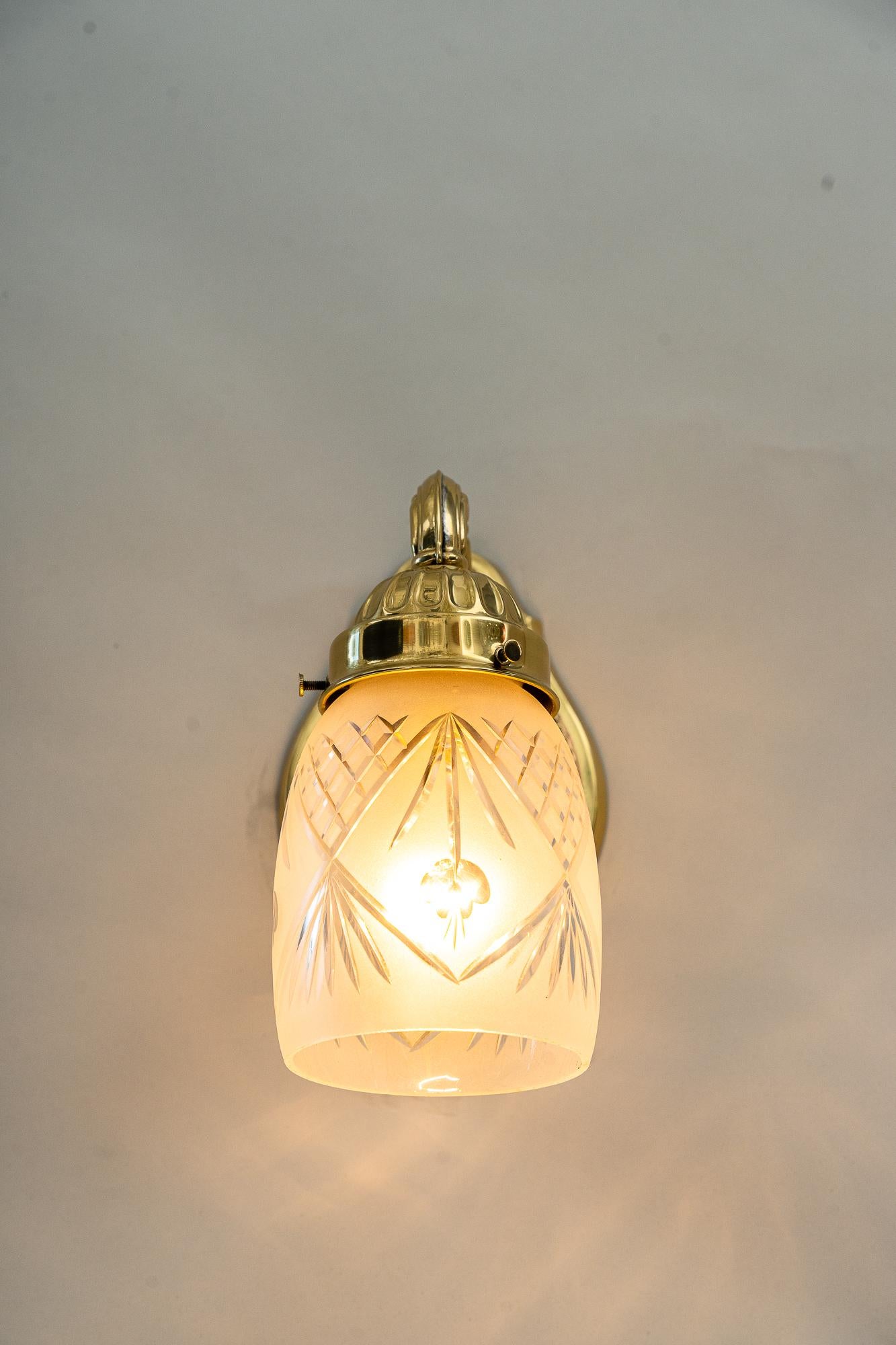 Historische Wandlampe aus den 1890er Jahren mit Original-Glasschirm im Angebot 2