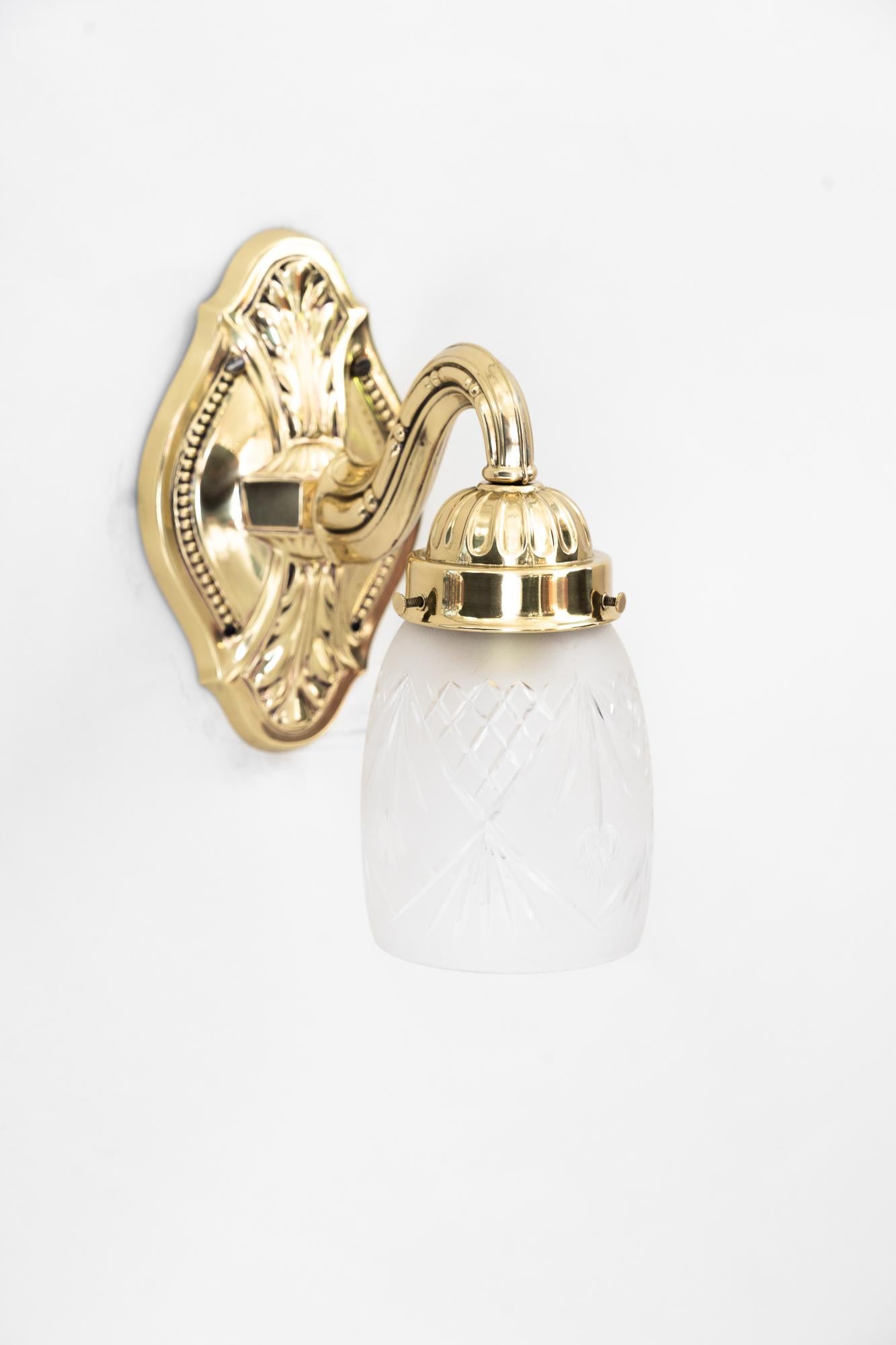 Historistische Wandlampe um 1890 mit originalem Glasschirm
Poliert und emailliert
Original Glasschirm.