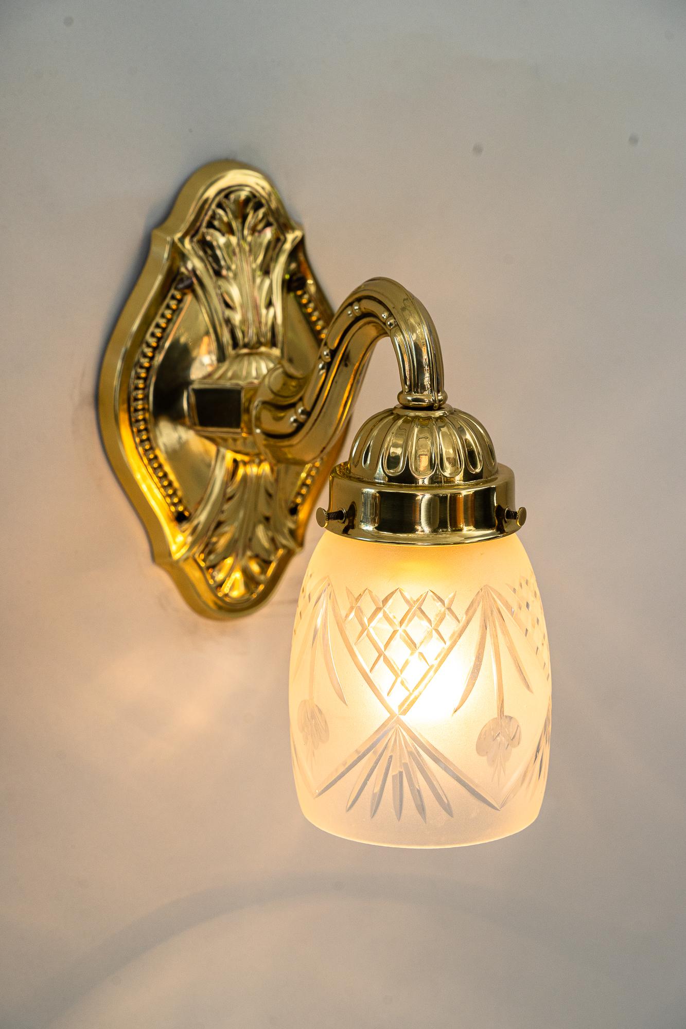 Historische Wandlampe aus den 1890er Jahren mit Original-Glasschirm (Messing) im Angebot