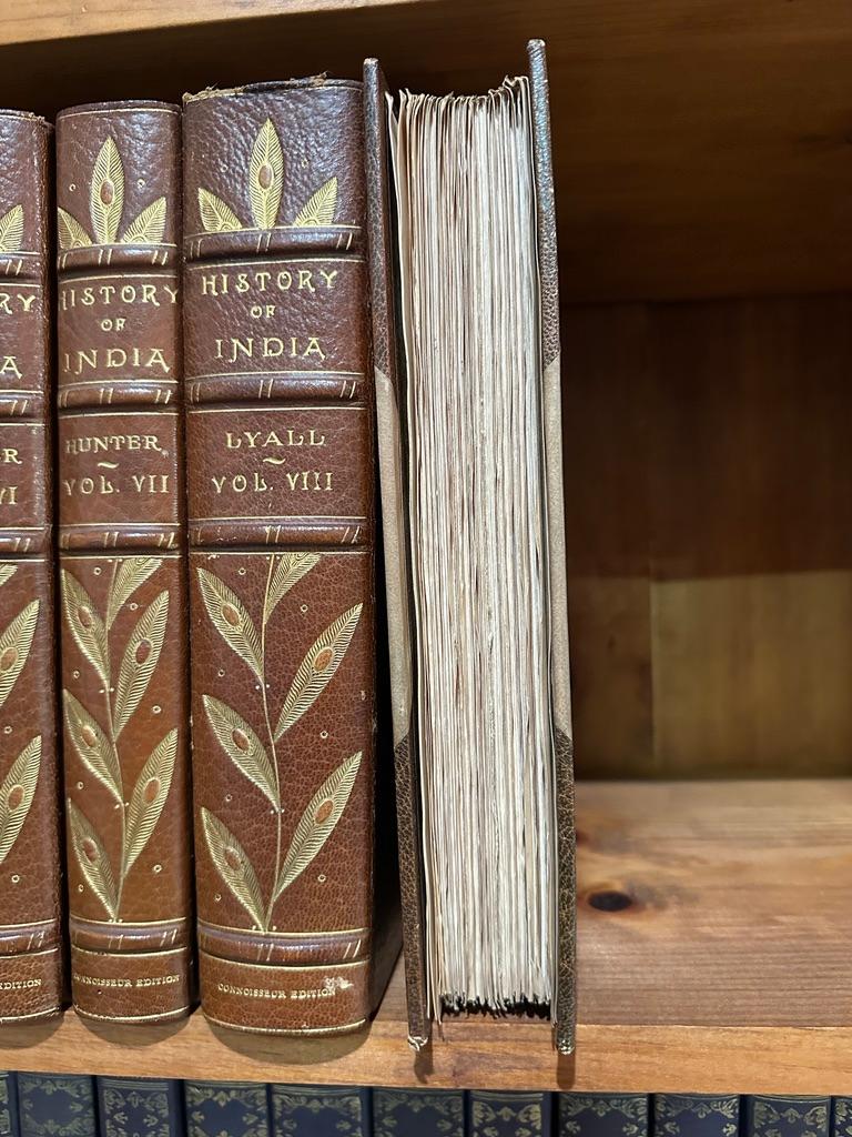 Cette édition de luxe limitée est tirée à 200 exemplaires, ce coffret est le numéro 98.
Chaque livre comporte  un frontispice coloré à la main, avec protège-tissu, chaque volumen
moyennes de 300 pages ou plus, reproductions de photographies