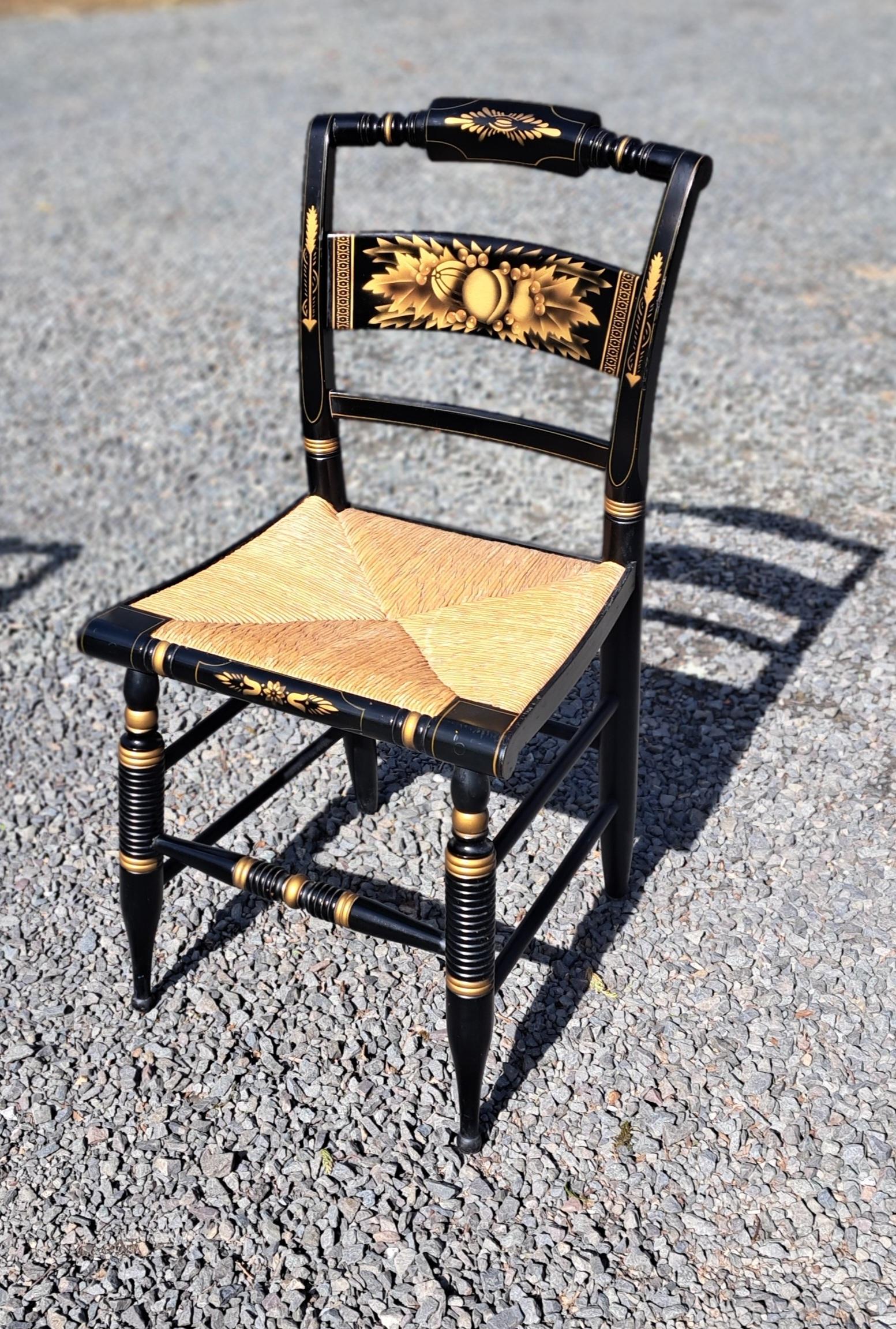Country Chaises de salle à manger à dossier coussin Hitchcock, motif moisson, ensemble de douze en vente