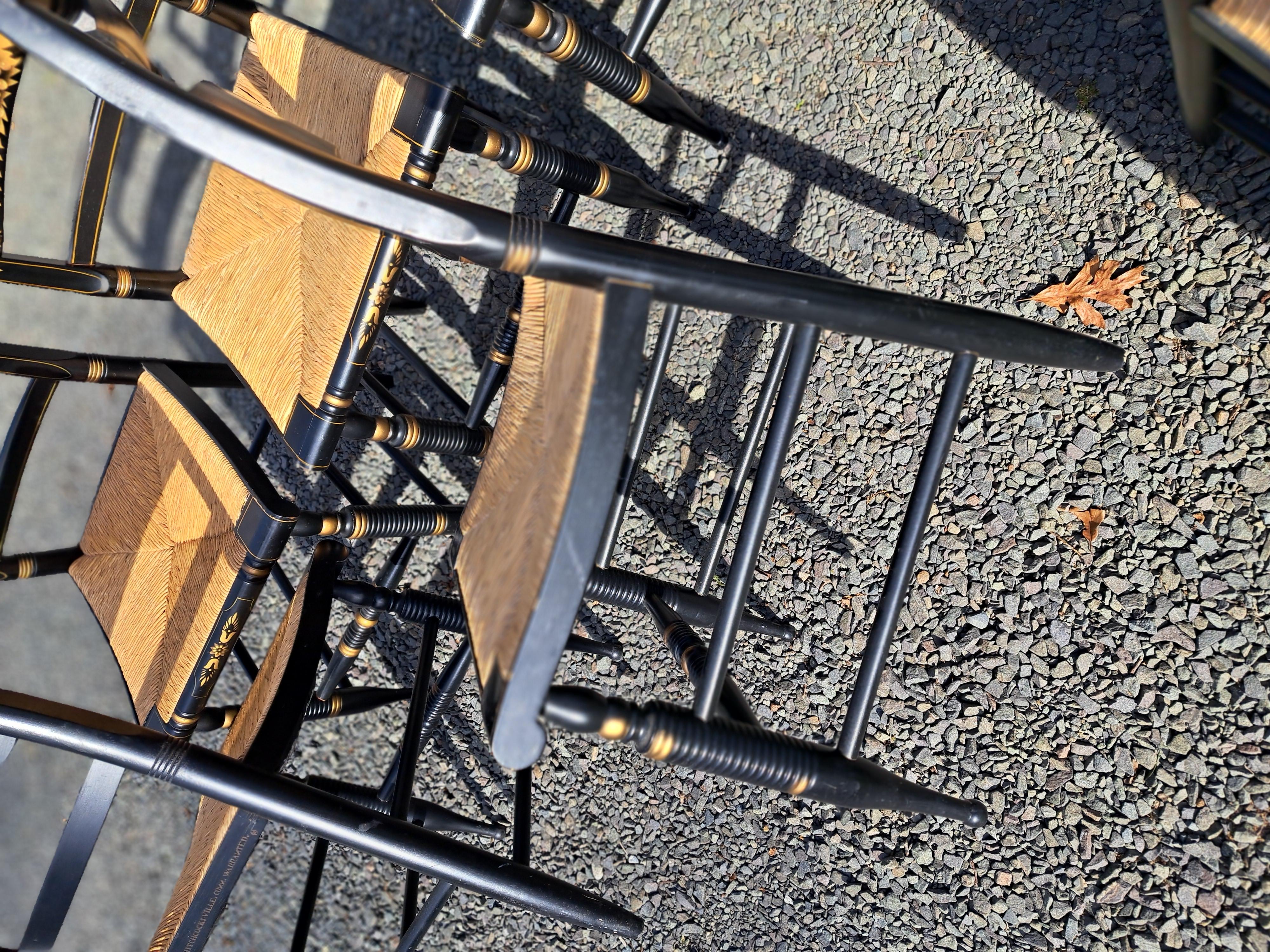 Américain Chaises de salle à manger à dossier coussin Hitchcock, motif moisson, ensemble de douze en vente