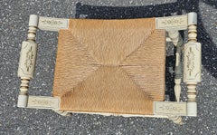 Panchina in stile Hitchcock, parzialmente dorata e dipinta a smalto, con seduta in giunco