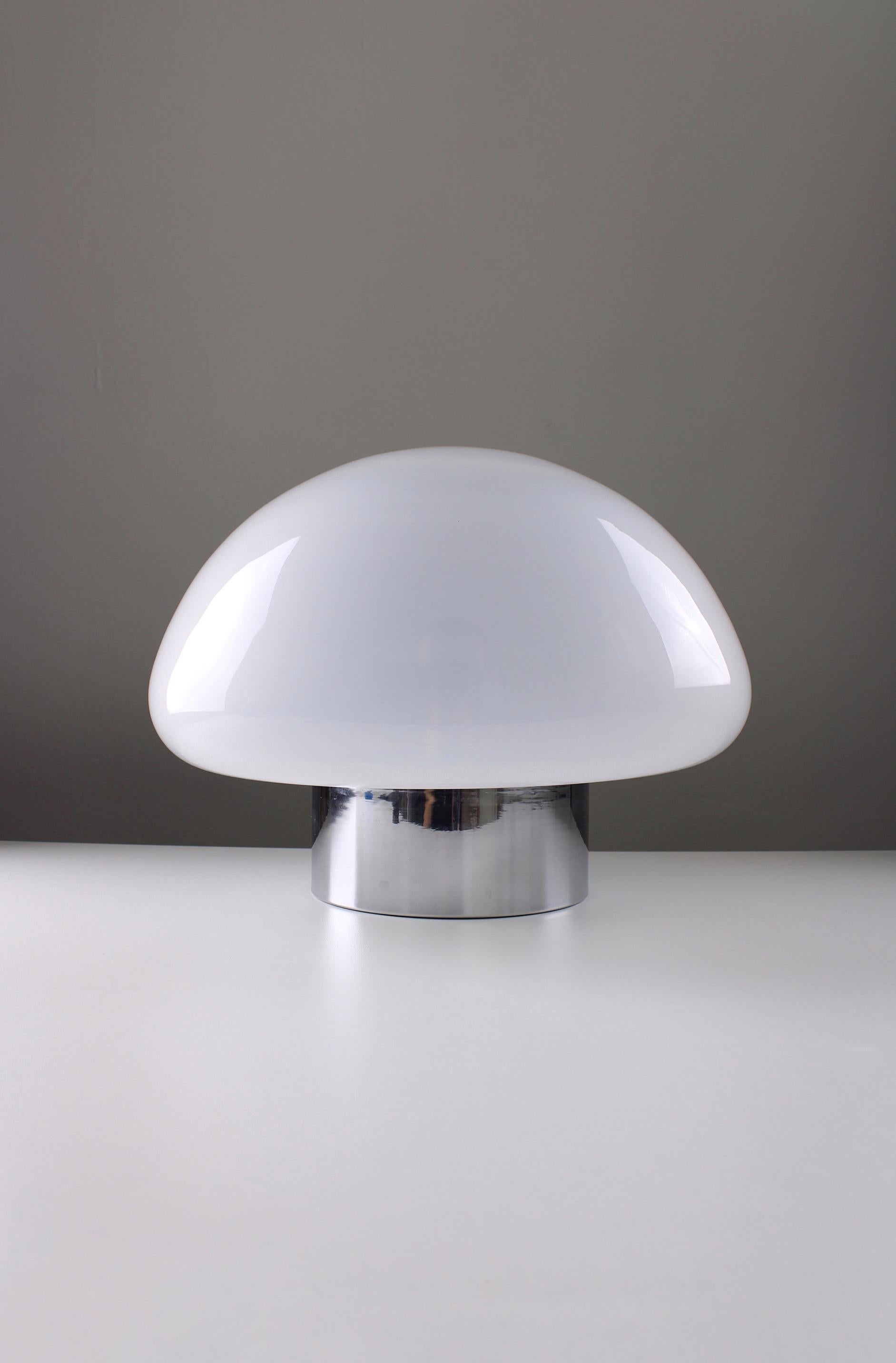 Rare table lamp made by a small and unknown lighting company named Lamperti from Robbiate (Como). This lamp was produced circa 1976. Straightforward mushroom design with chrome-plated metal and a large soft-tone glass shade. On the bottom is a