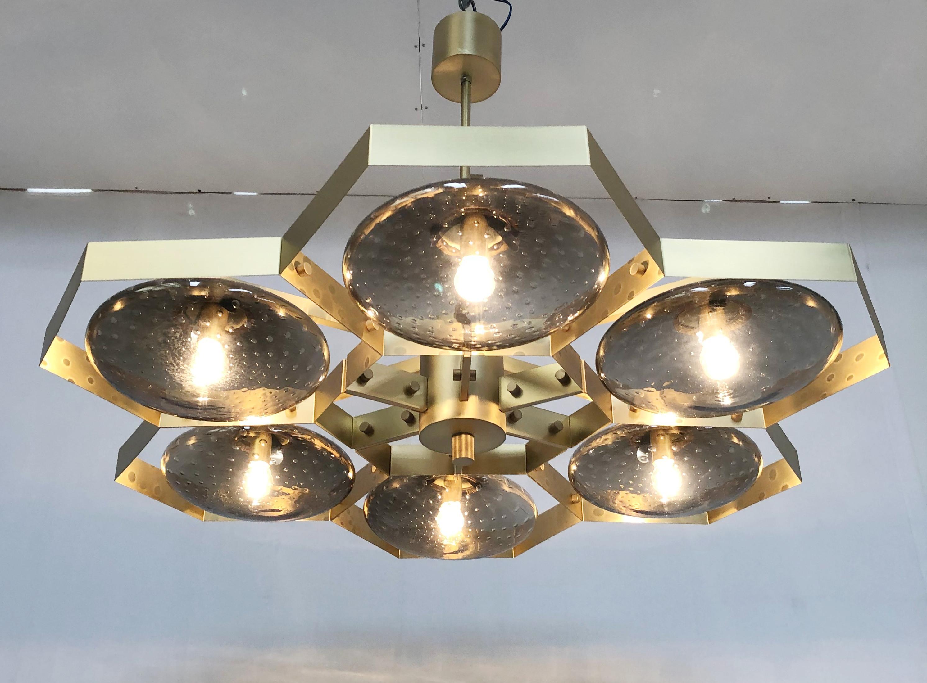 Lustre italien avec abat-jour en verre de Murano monté sur une monture en laiton massif / Made in Italy
Conçu par Fabio Ltd, inspiré par les styles Angelo Lelli et Arredoluce.
6 lampes / E12 ou E14 / max 40W chacune
Mesures : Diamètre 43 pouces,