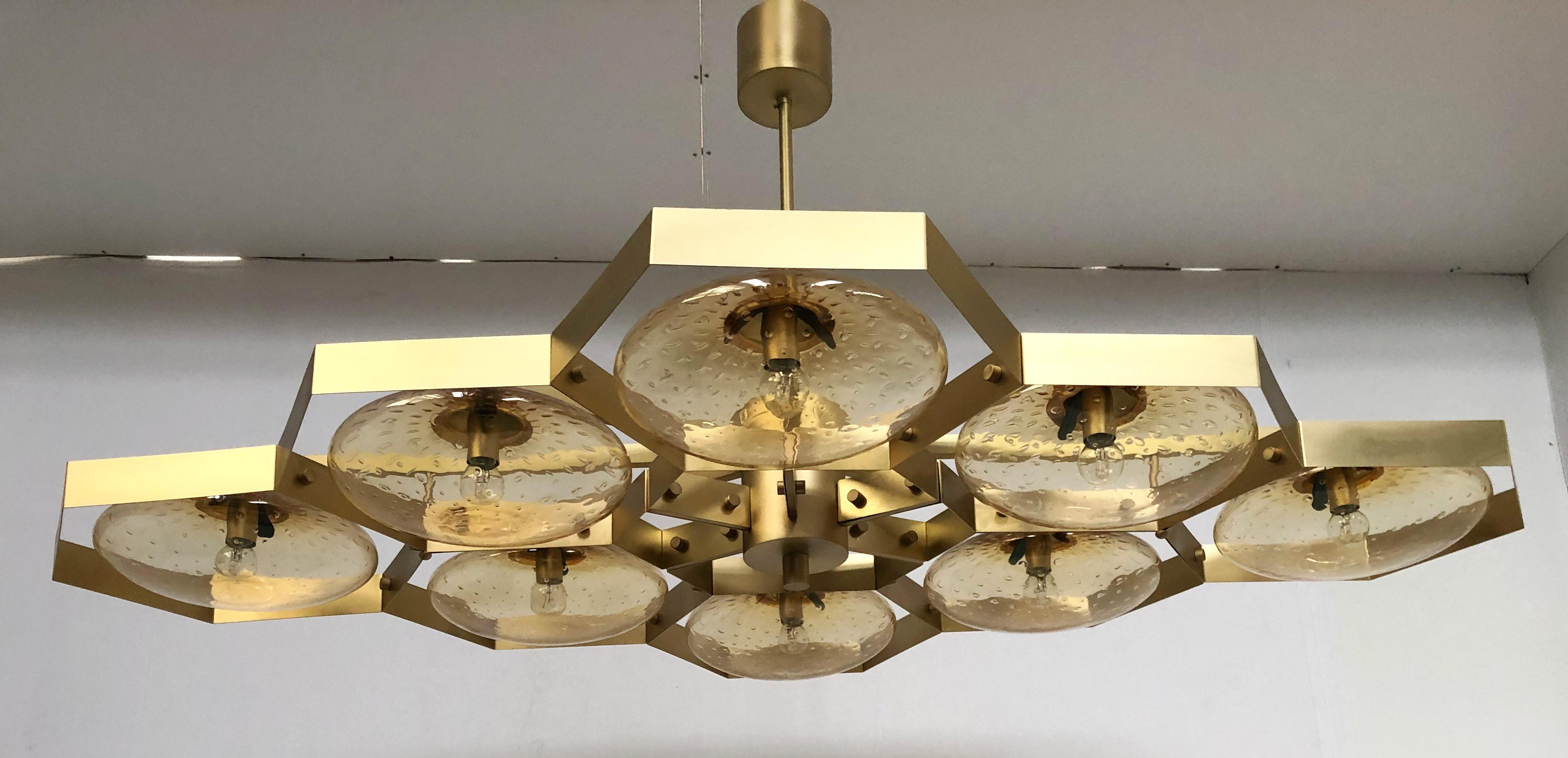 Lampadario italiano con paralumi in vetro di Murano montati su una struttura in ottone massiccio / Made in Italy
Disegnato da Fabio Ltd, ispirato agli stili di Angelo Lelli e Arredoluce.
8 luci / tipo E12 o E14 / max 40W ciascuna
Lunghezza: 65