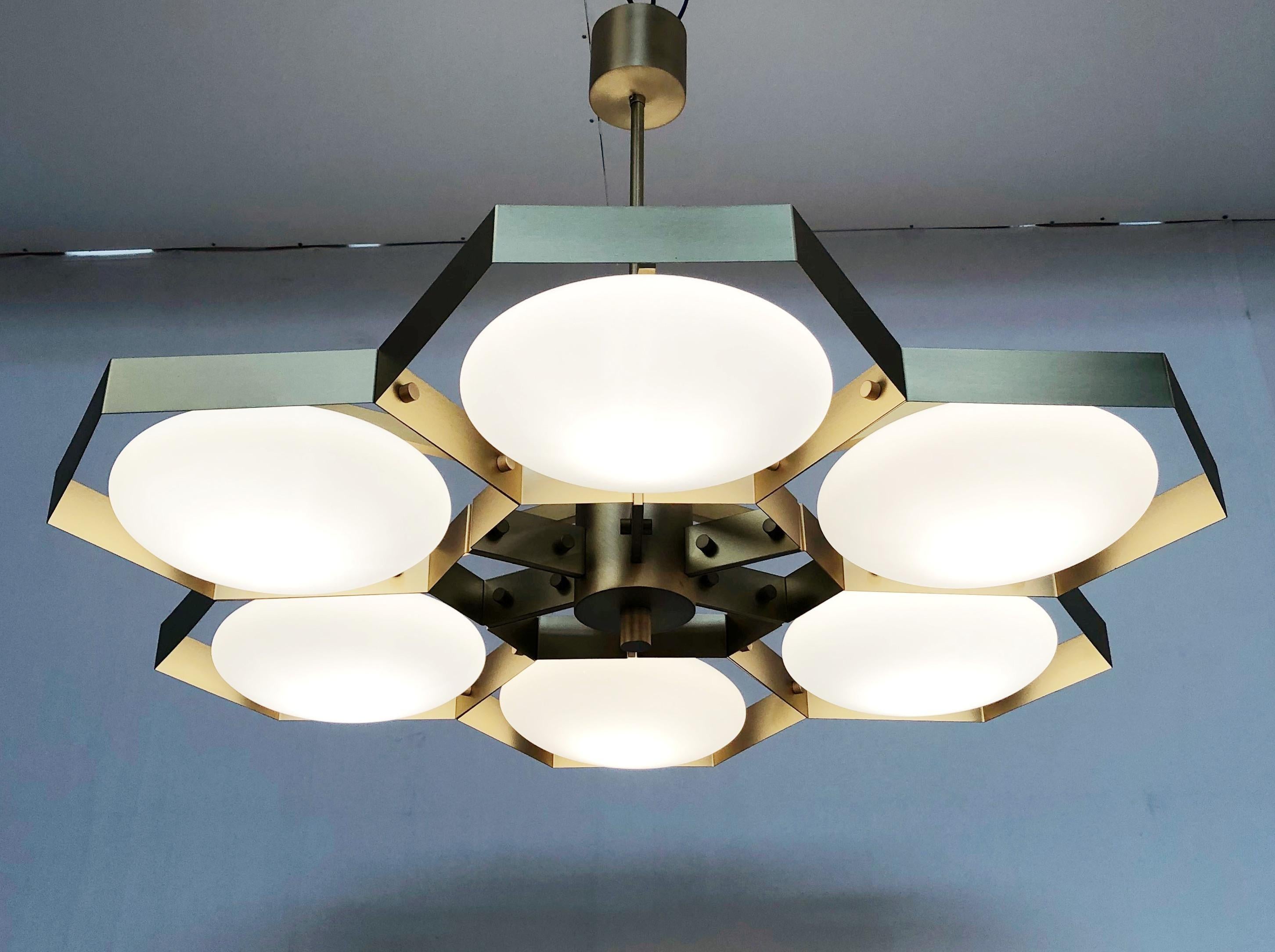 Lustre italien avec abat-jour en verre de Murano monté sur une monture en laiton massif / Made in Italy
Conçu par Fabio Ltd, inspiré par les styles Angelo Lelli et Arredoluce.
6 lampes / E12 ou E14 / max 40W chacune
Mesures : Diamètre 43 pouces,